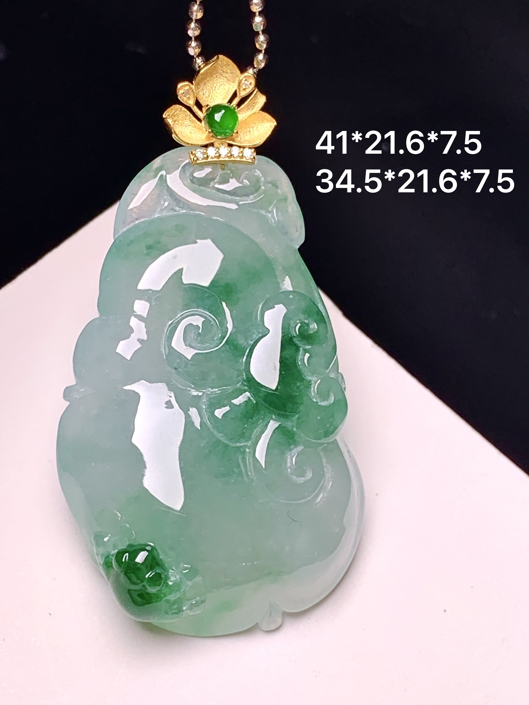 18k金镶嵌飘绿如意吊坠 玉质细腻 色泽艳丽清新 整体尺寸41*21.6*7.5 e1
