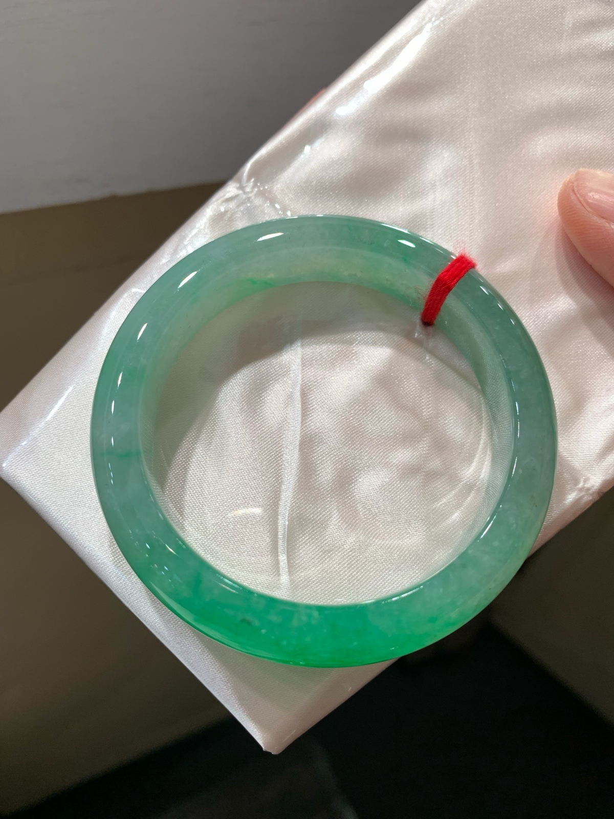 尺寸54.1/12.4/8.5，冰带色手镯
水润细腻 有种有色