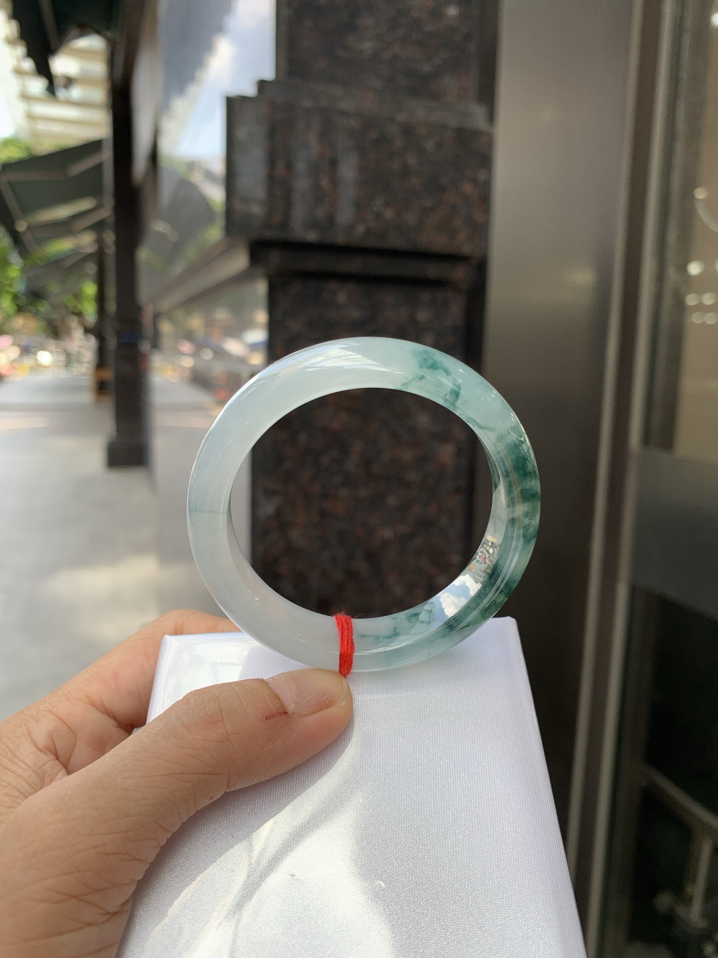 冰飘花正圈 51.5-7.5-12.3 0621-65-13631 打灯断纹，底妆水润细腻，冰底中开出了朵朵兰花，飘花灵动飘逸，勾勒出一幅唯美诗意的山水意境画，古典优雅又秀气
