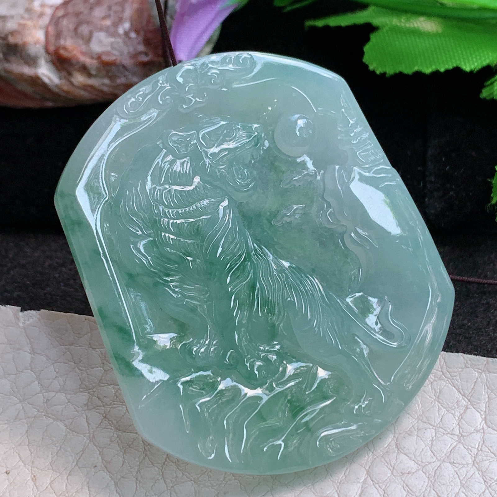 ktj实拍54.5*46*5.6缅甸翡翠a货精雕冰飘绿花上山虎 生肖虎玉吊坠