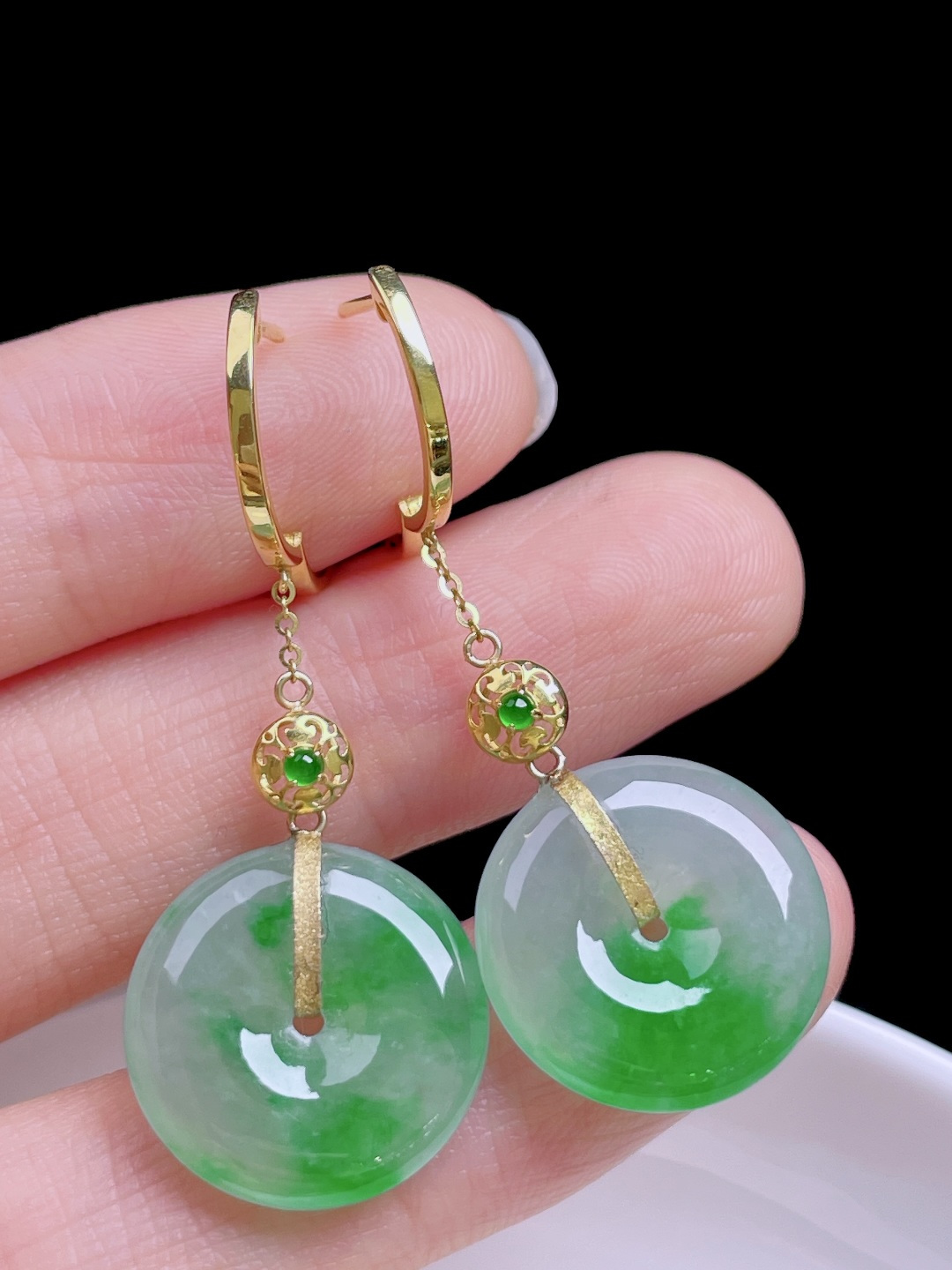 冰飘绿花平安扣耳坠 花色灵动，种老水润，18k金镶嵌 整体：40 裸石：16/3.7