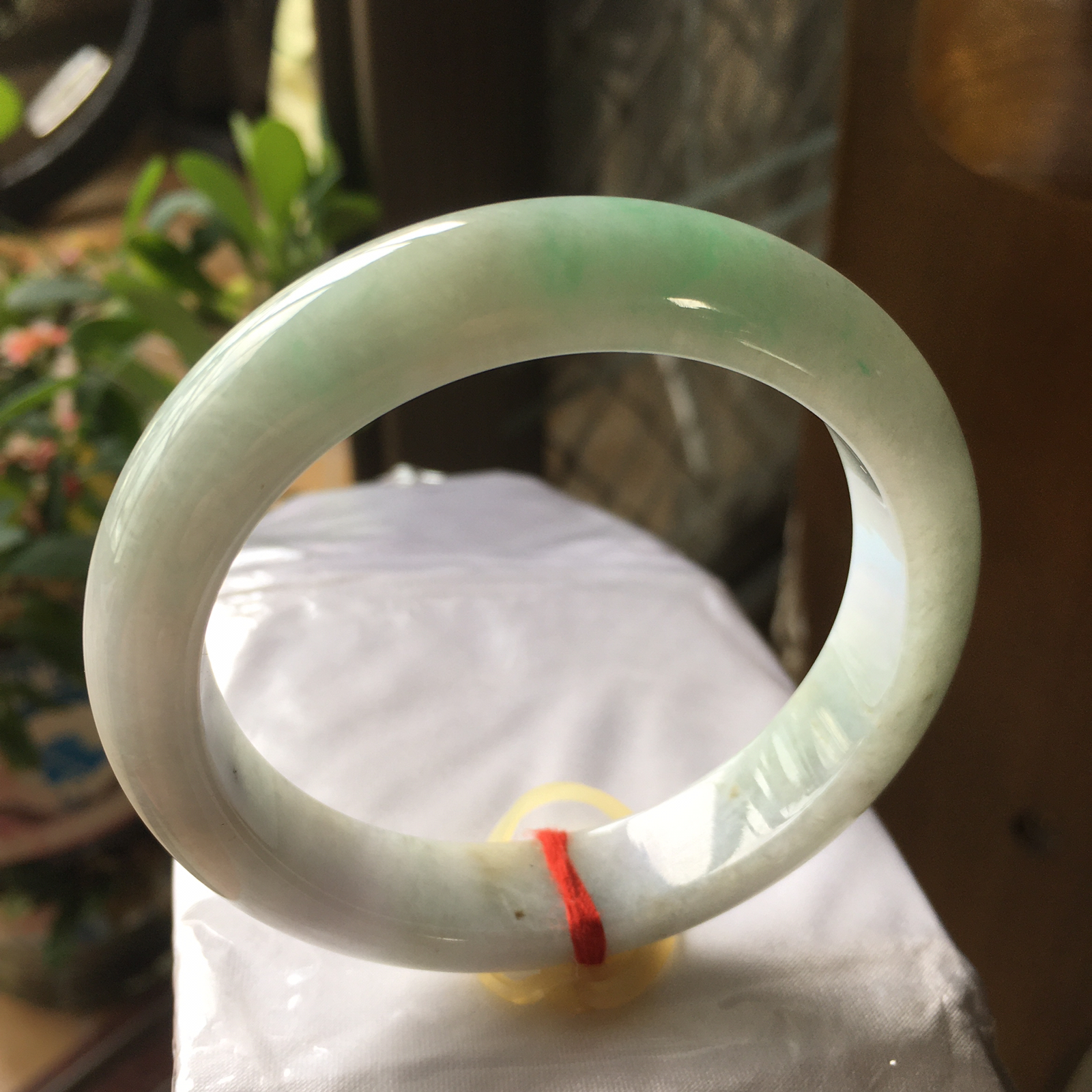 55圈口正圈飘绿手镯，版型正庄飘阳绿，质地细腻水润，自然光实拍，尺寸：55.6*12.5*8.8（毫