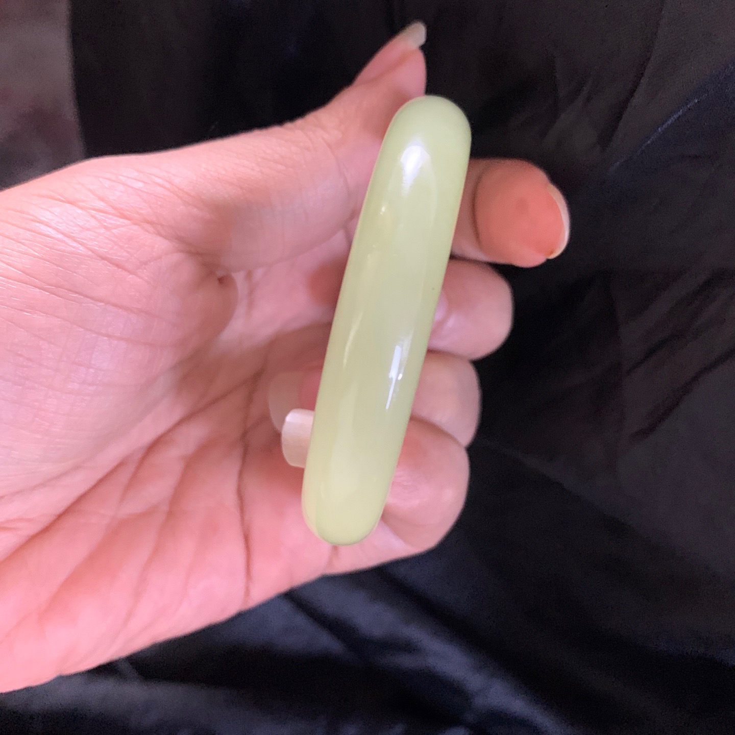 和田玉53圈口黄口料手镯，镯型古朴典雅。在诗情画意的雨巷相遇，你是我腕间的一抹风情，有你眸有深情.清风荡漾湖间静水，我愿俯身低眉，在烟波涟漪处寻