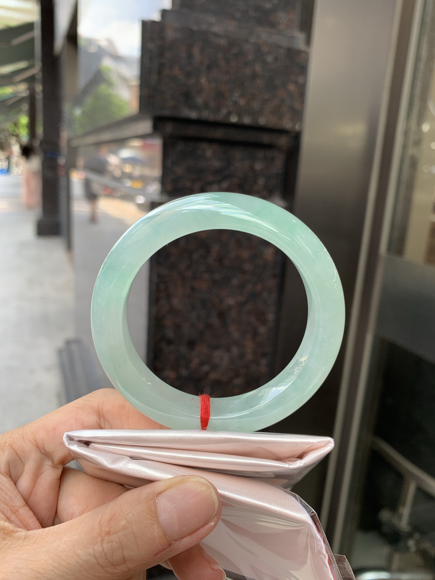 冰晴飘绿正圈 53.9-9.1-11.7 0621-65-13164 打灯细纹，底妆水润细腻，满圈晴