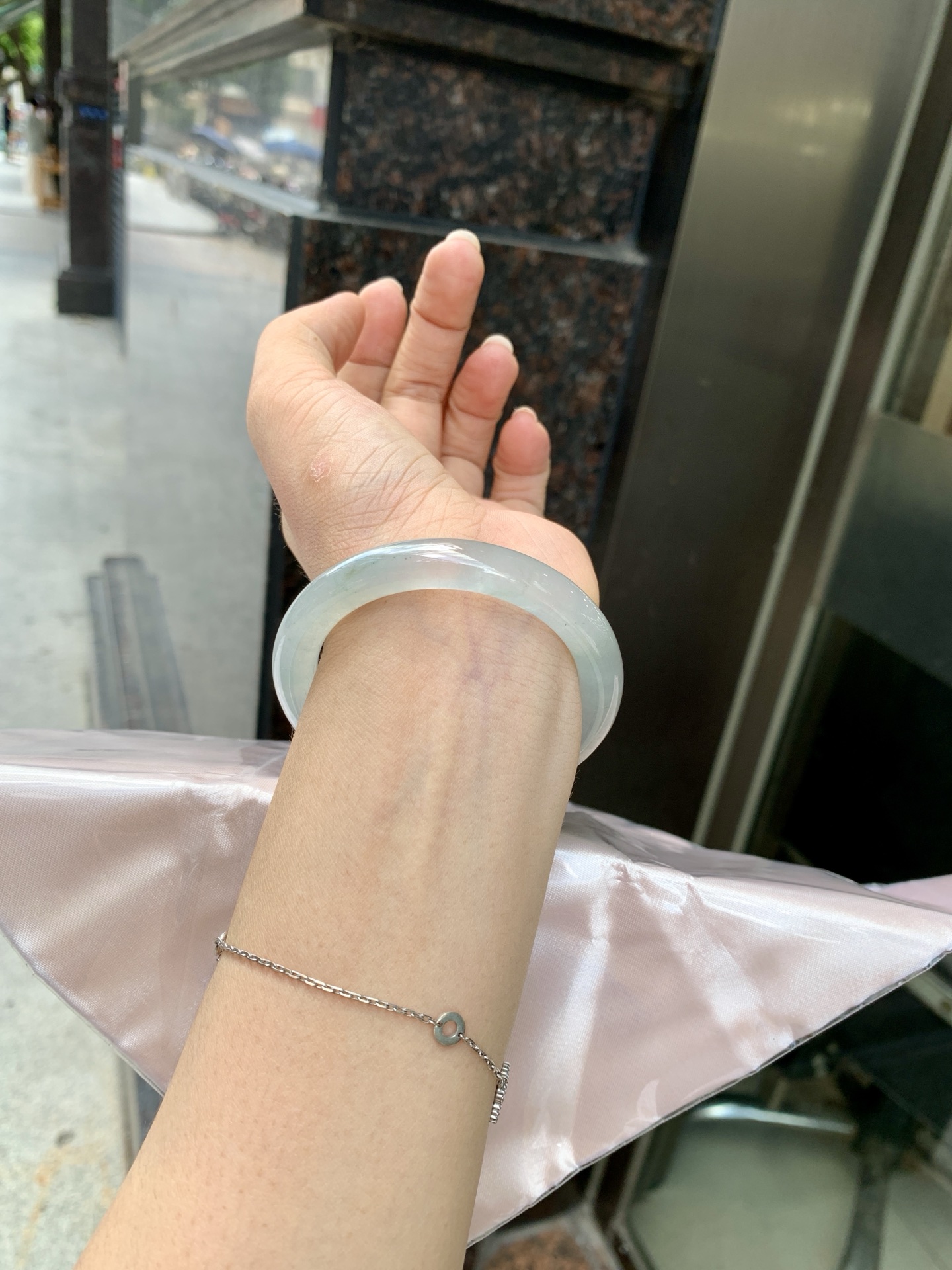 冰晴美人条 50.6-8.1-8.8 0621-65-14041 打灯细纹，底妆冰润细腻，清爽耐看的冰晴底色均匀，夏季美好的冰凉感，时而晴时而蓝，随光线变化如梦如幻。