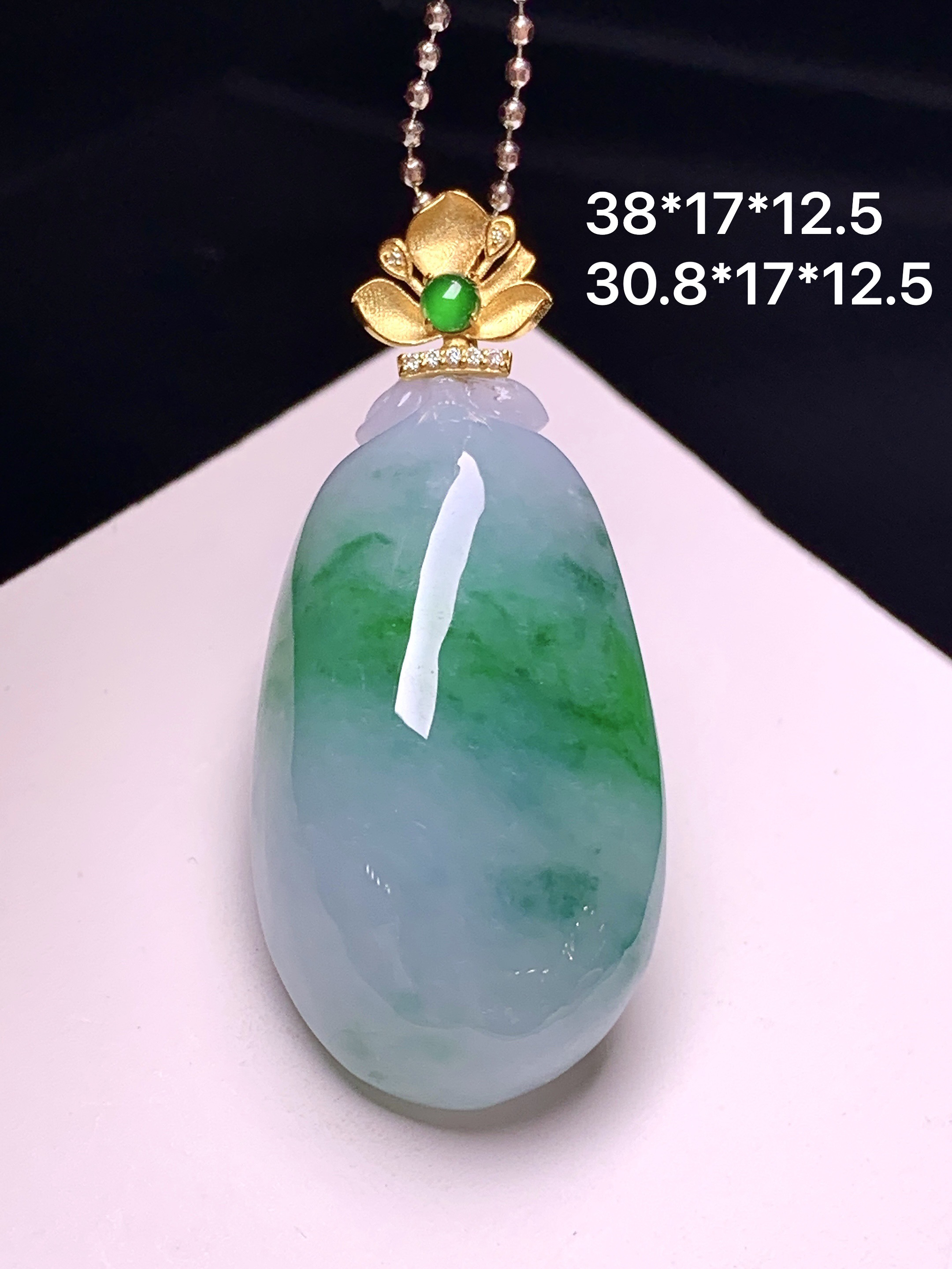 18k金镶嵌飘绿福瓜吊坠 玉质细腻 色泽艳丽清新 整体尺寸38*17*12.5 e1