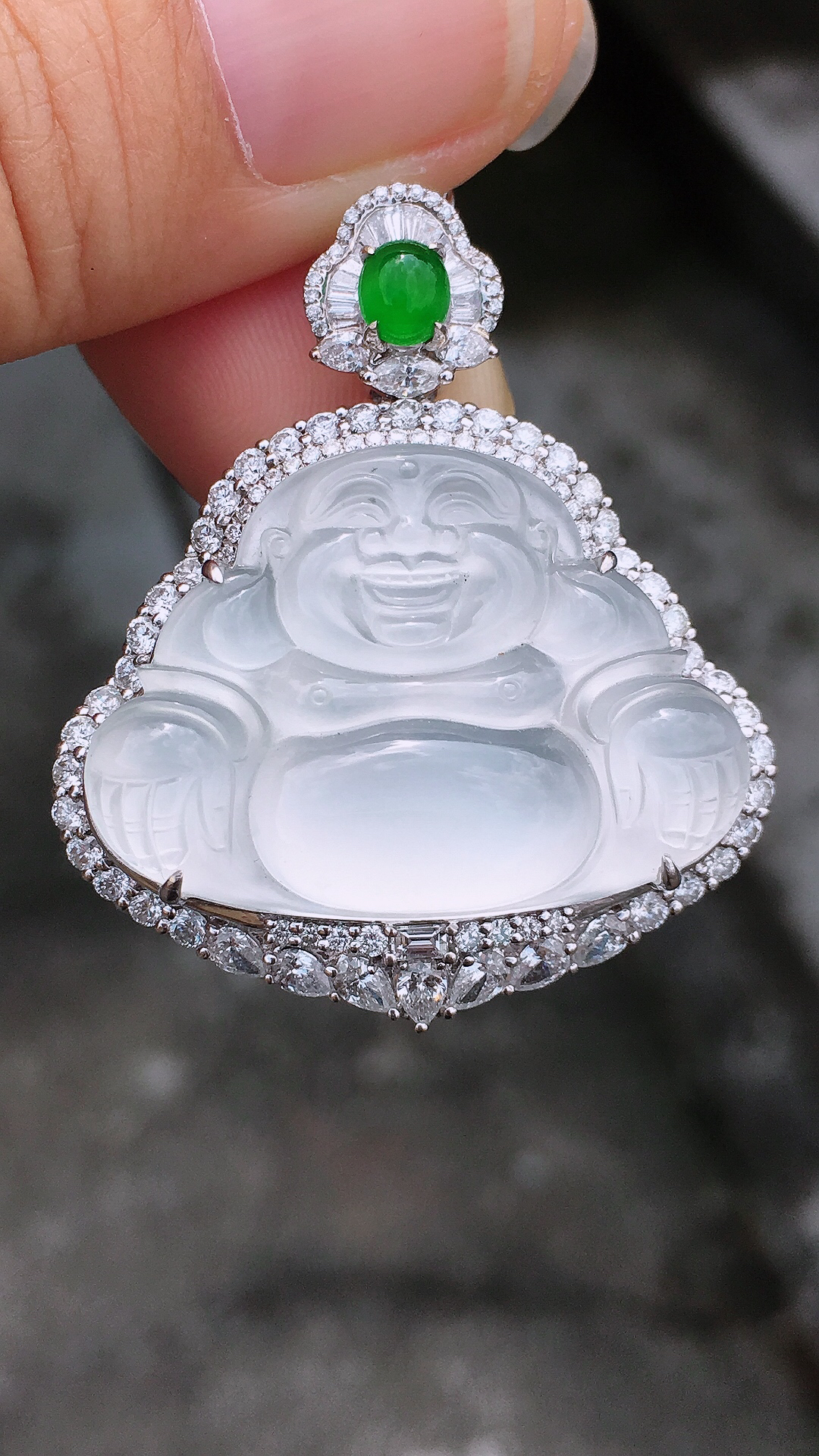 冰种佛公吊坠，玉质细腻，荧光感超
强，饱满圆润，简单大方，尽显优雅气质，18k
金豪华镶嵌