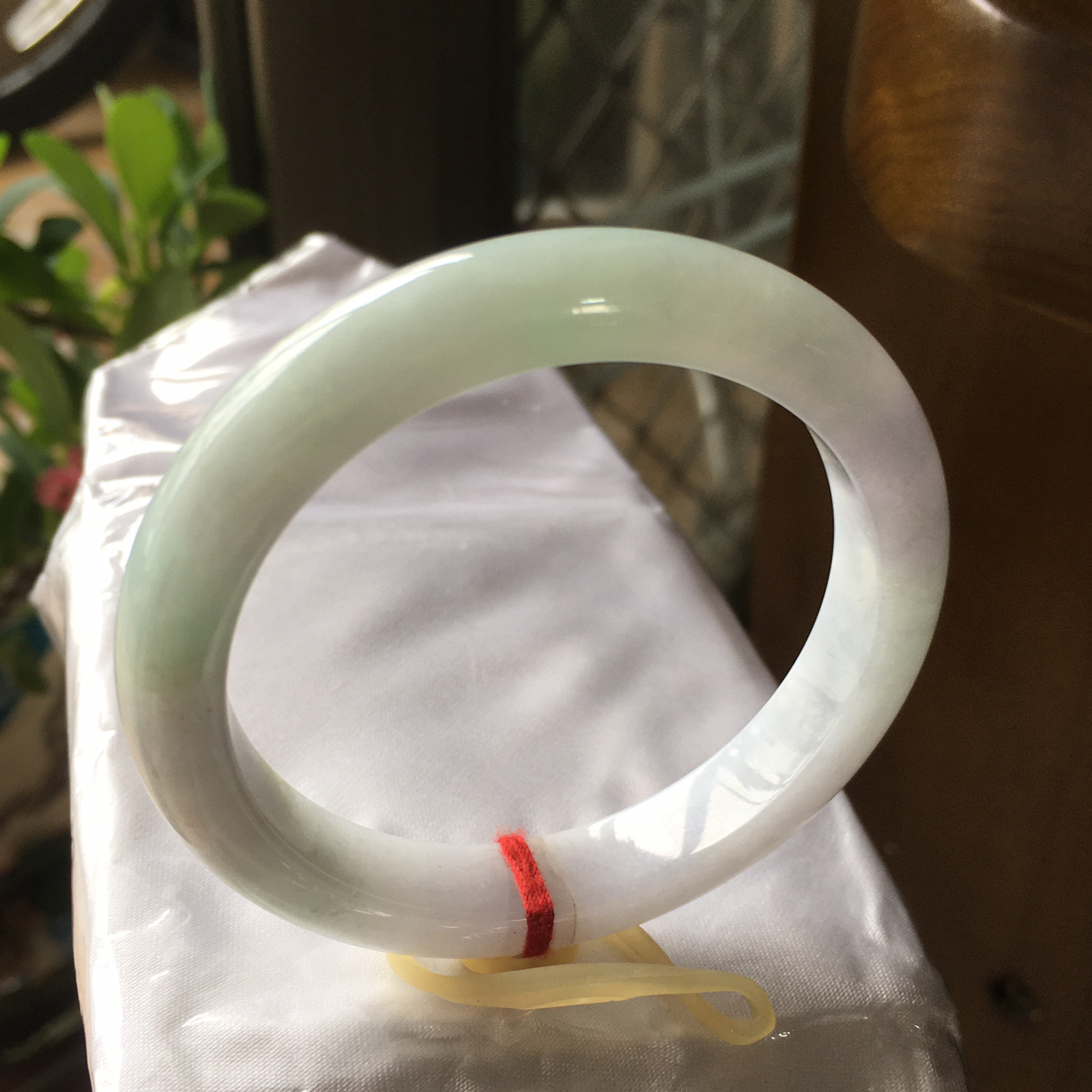 52圈口正圈春菜手镯，质地细腻水润，有纹裂，自然光实拍，尺寸：51.8*9.8*7.1（毫米）手工测量略有误差