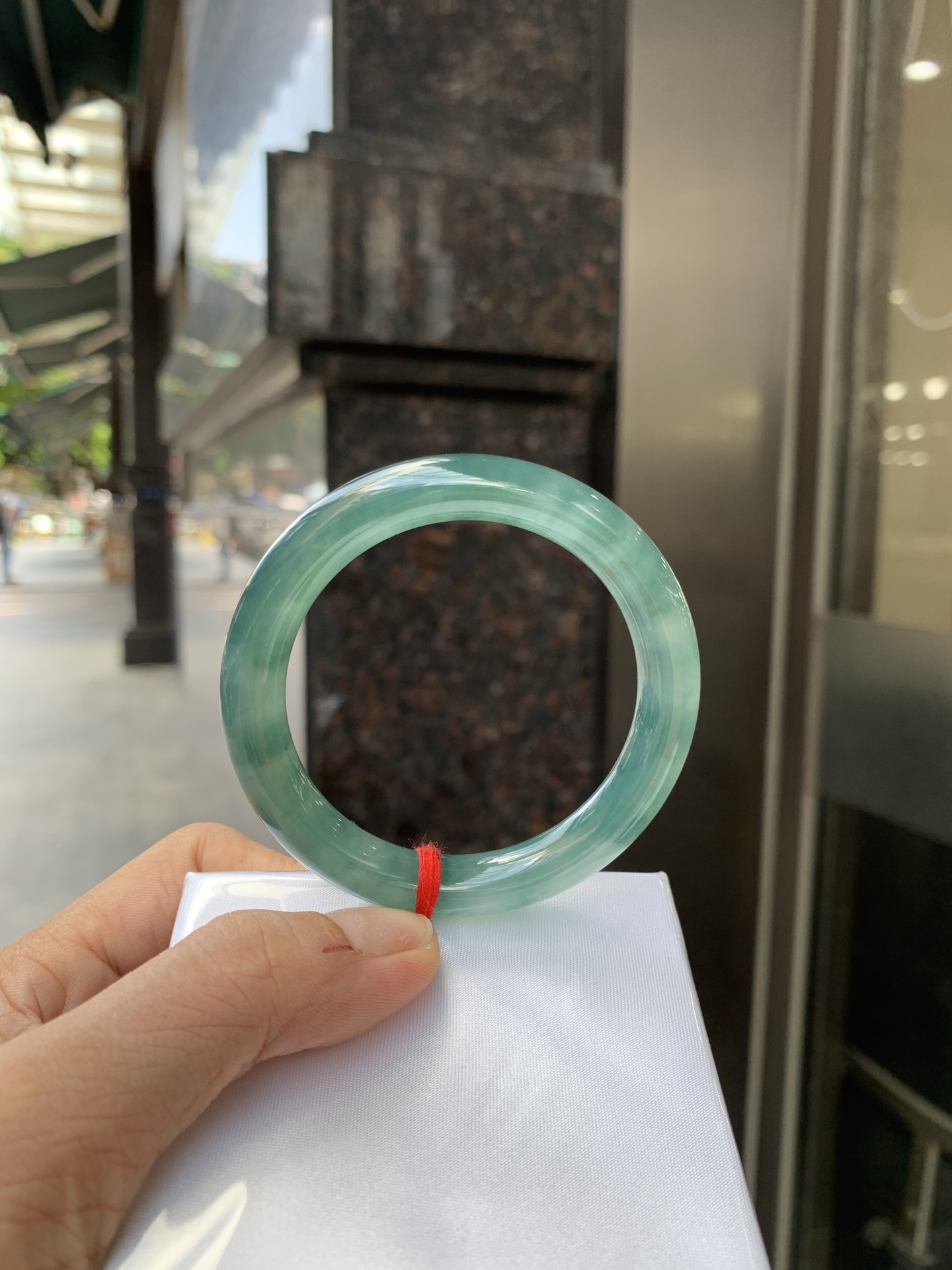墨兰冰飘花圆条 50.6-8.5-8.8 0621-65-14263 打灯细纹，底妆胶润细腻，冰底中开出了朵朵蓝花，飘花灵动飘逸，勾勒出一幅唯美诗意的山水意境画，古典优雅又秀气