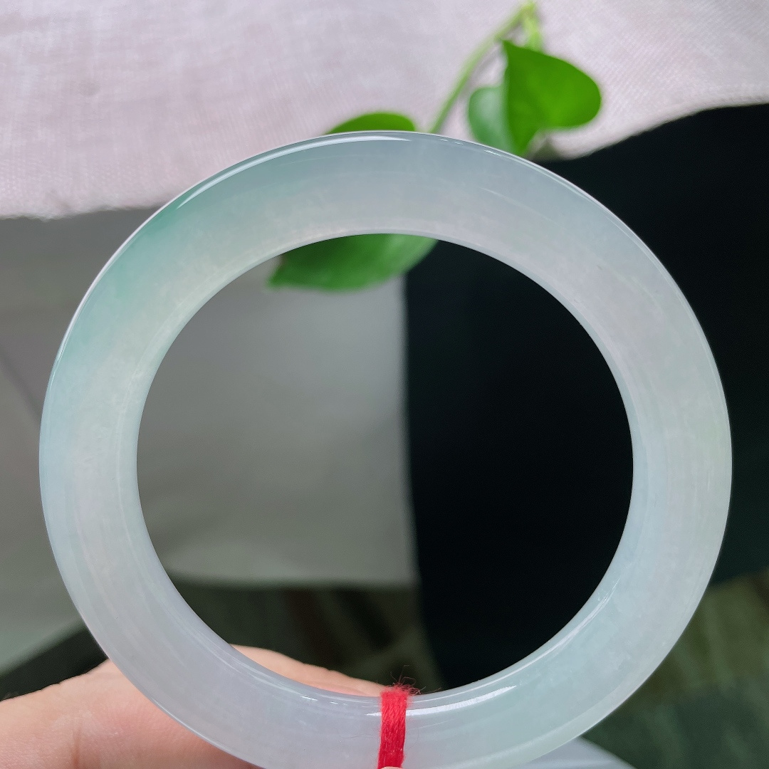 56.7/10.1，冰晴圆条，种老，冰清玉洁，自带柔光，衬得人温婉有气质。无裂，ss49487a