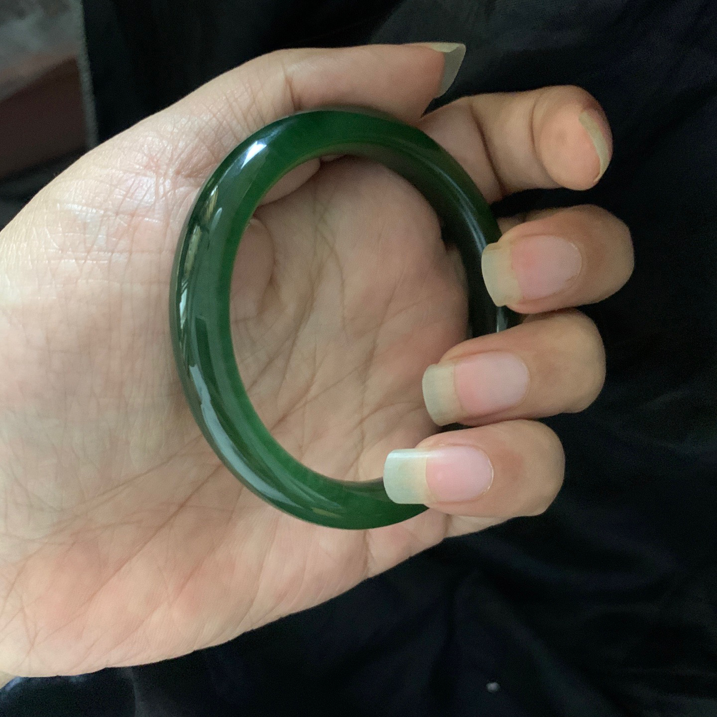 土豪款，和田玉56.5圈口碧玉阳绿色手镯，镯型古朴典雅。在诗情画意的雨巷相遇，你是我腕间的一抹风情，有你眸有深情.清风荡漾湖间静水，我愿俯身低眉，在烟波涟漪处寻