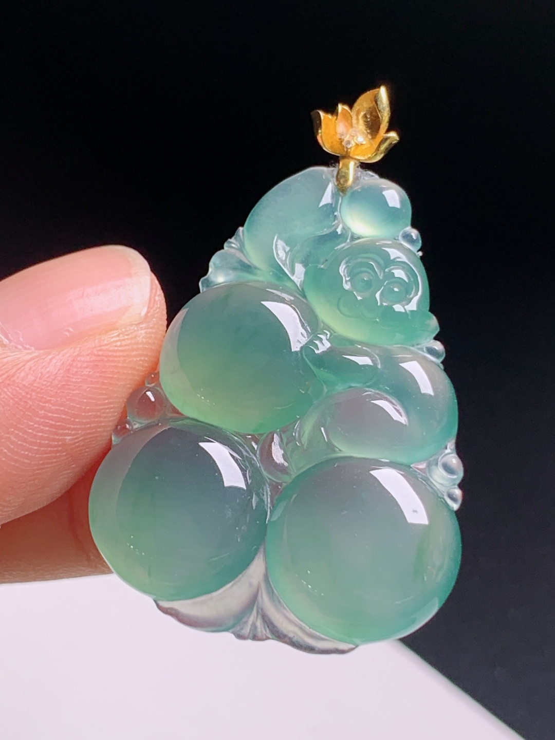 晴底灵猴献桃吊坠，胶感饱满水润起光，金莲花扣精致灵动