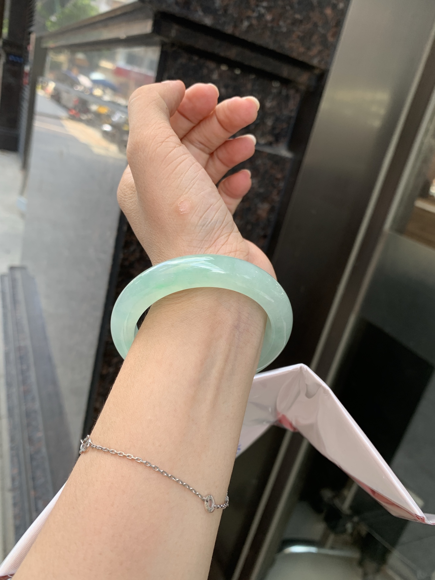 冰晴飘绿正圈 53.9-9.1-11.7 0621-65-13164 打灯细纹，底妆水润细腻，满圈晴绿底色飘金丝绿花，鲜艳得像新冒头的嫩芽，灵动清新，即柔和又充满生机