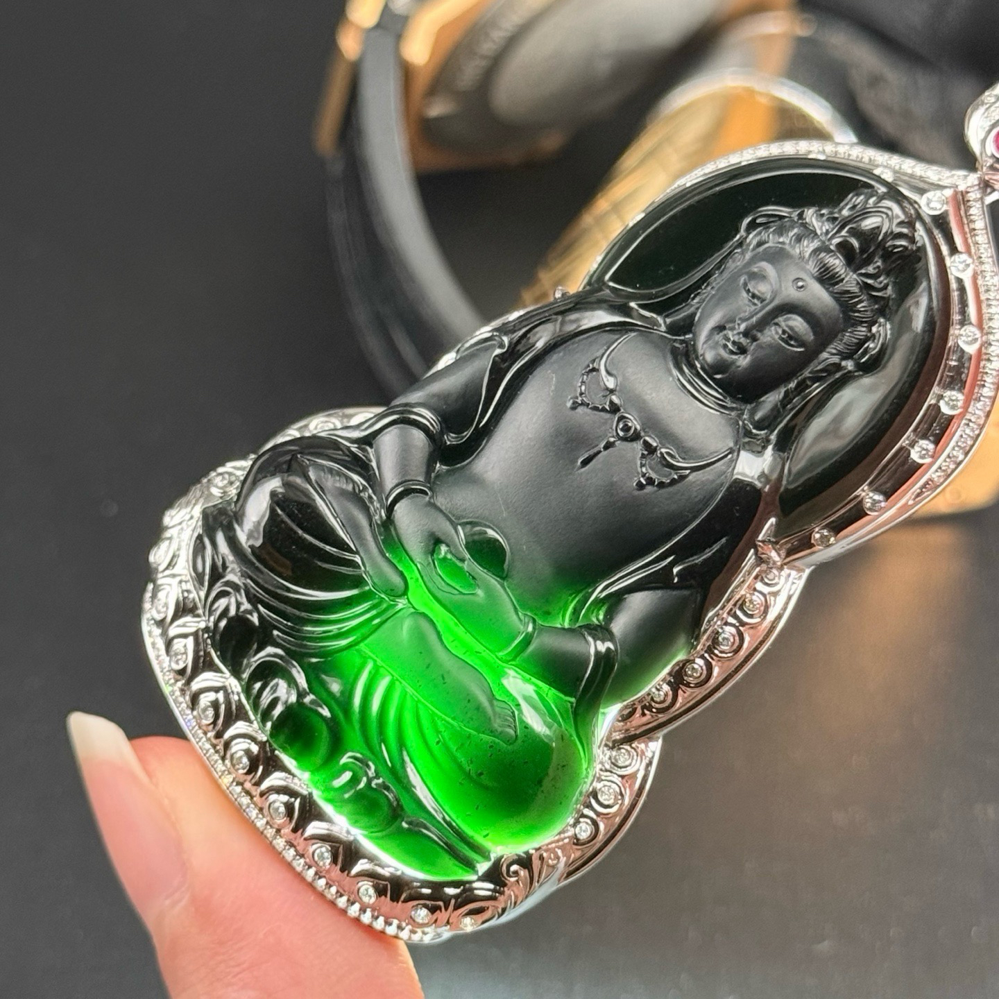 新款18k墨翠正装观音 种好色正 黑度极好 打灯通透 油性十足 尺寸76.3
