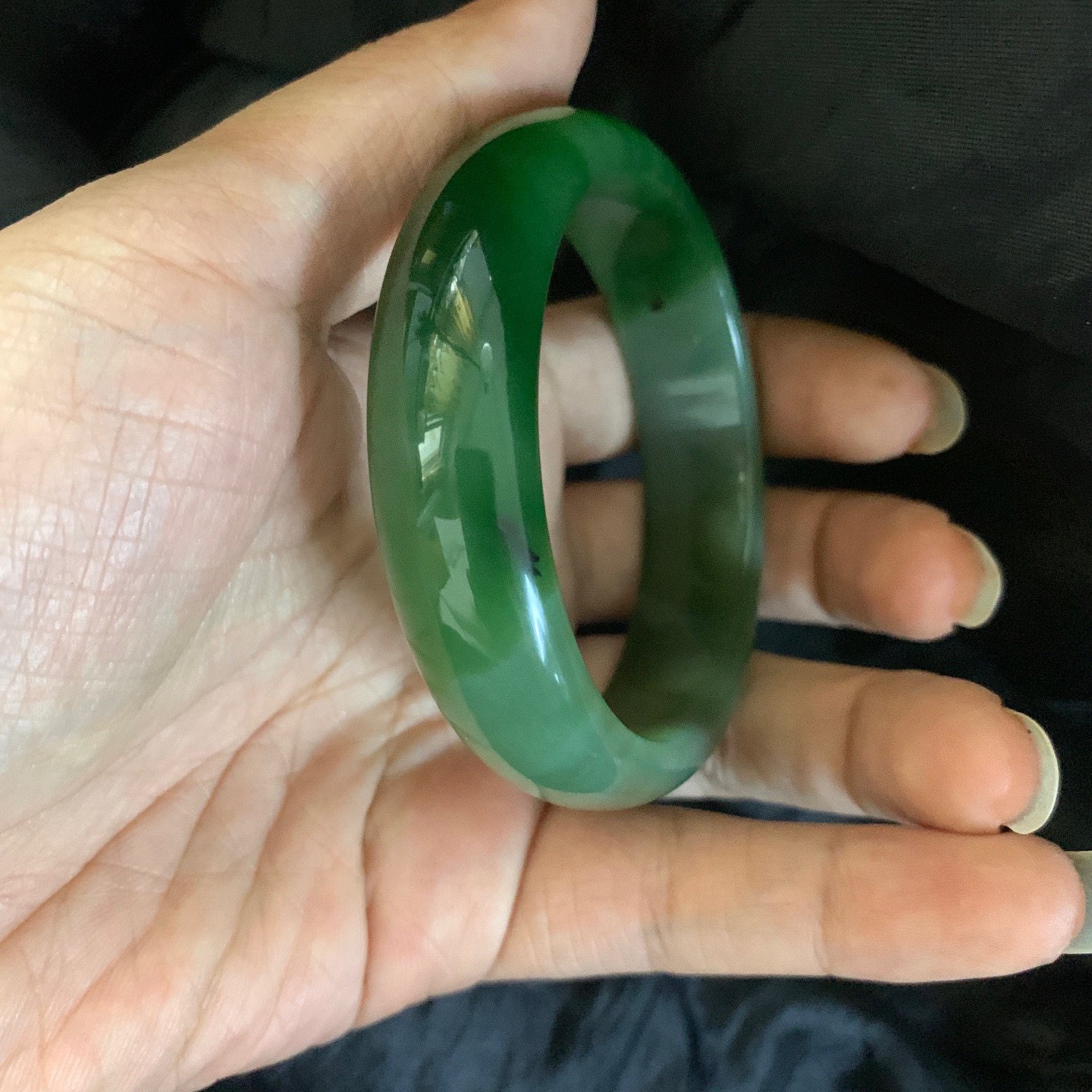 和田玉58圈口碧玉阳绿色手镯，镯型古朴典雅。在诗情画意的雨巷相遇，你是我腕间的一抹风情，有你眸有深情