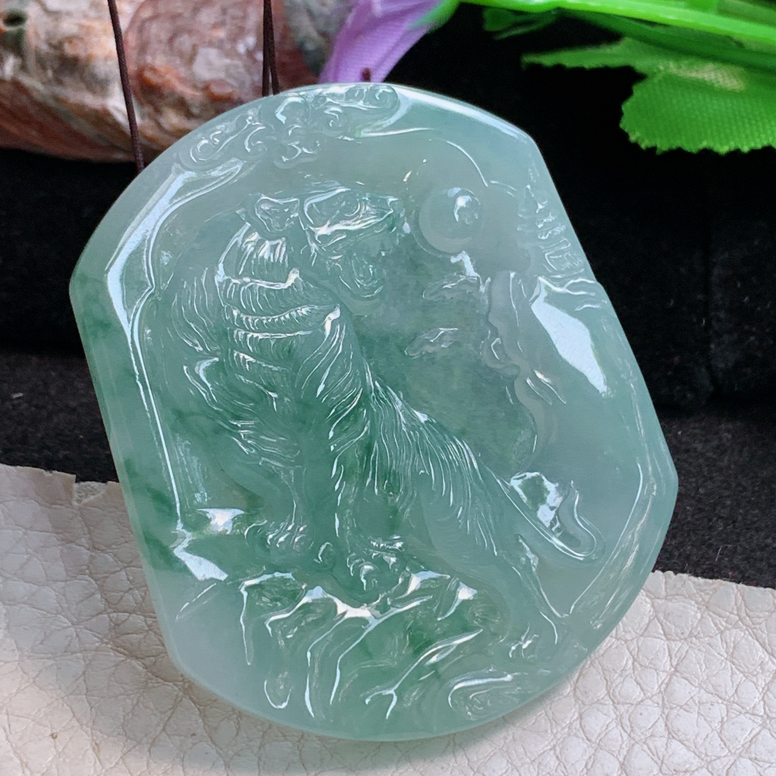 ktj实拍54.5*46*5.6缅甸翡翠a货精雕冰飘绿花上山虎 生肖虎玉吊坠