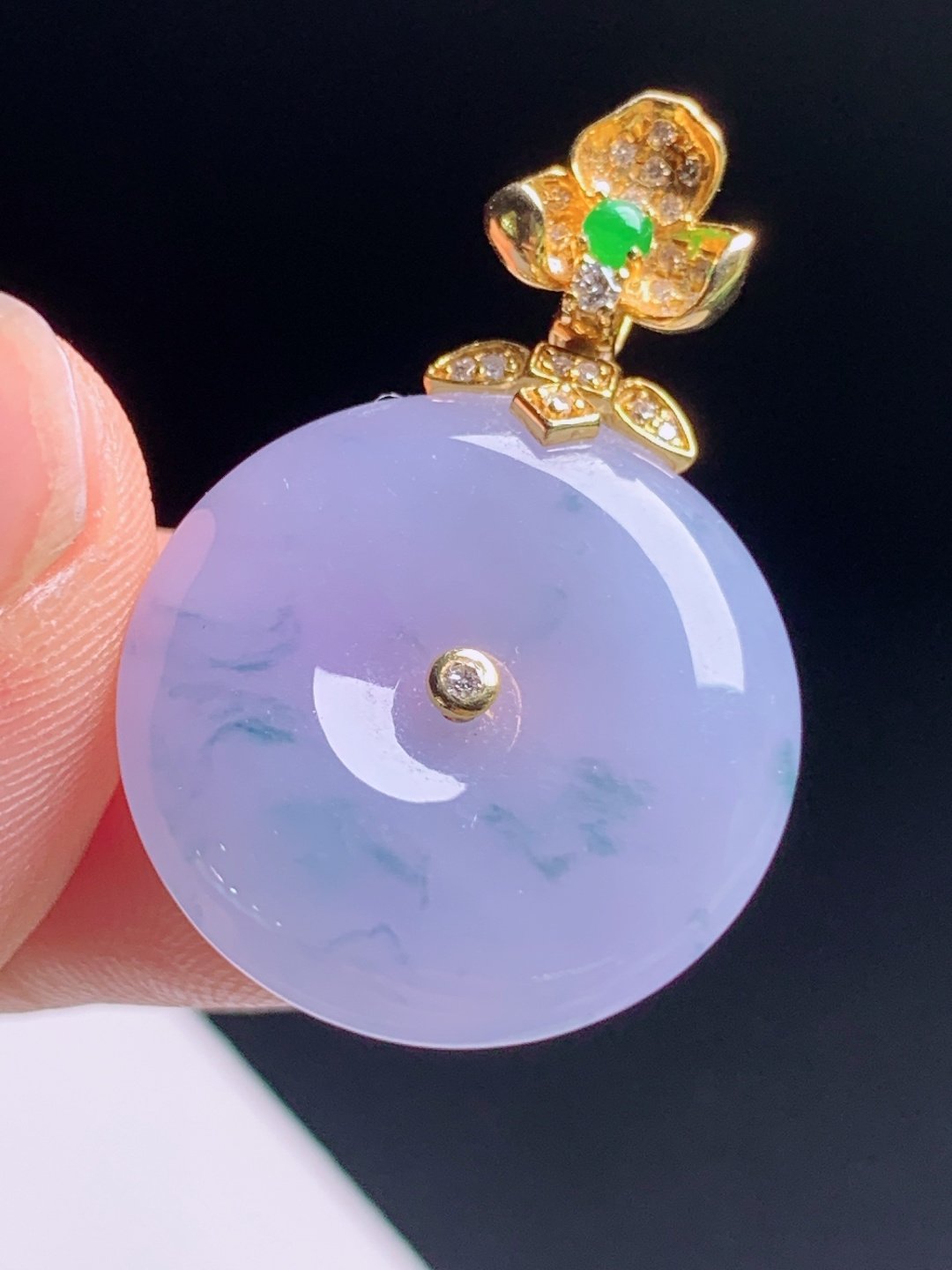 冰紫飘花平安扣吊坠，柔紫底色伴灵动蓝花，18K金钻精工镶嵌，温柔显贵