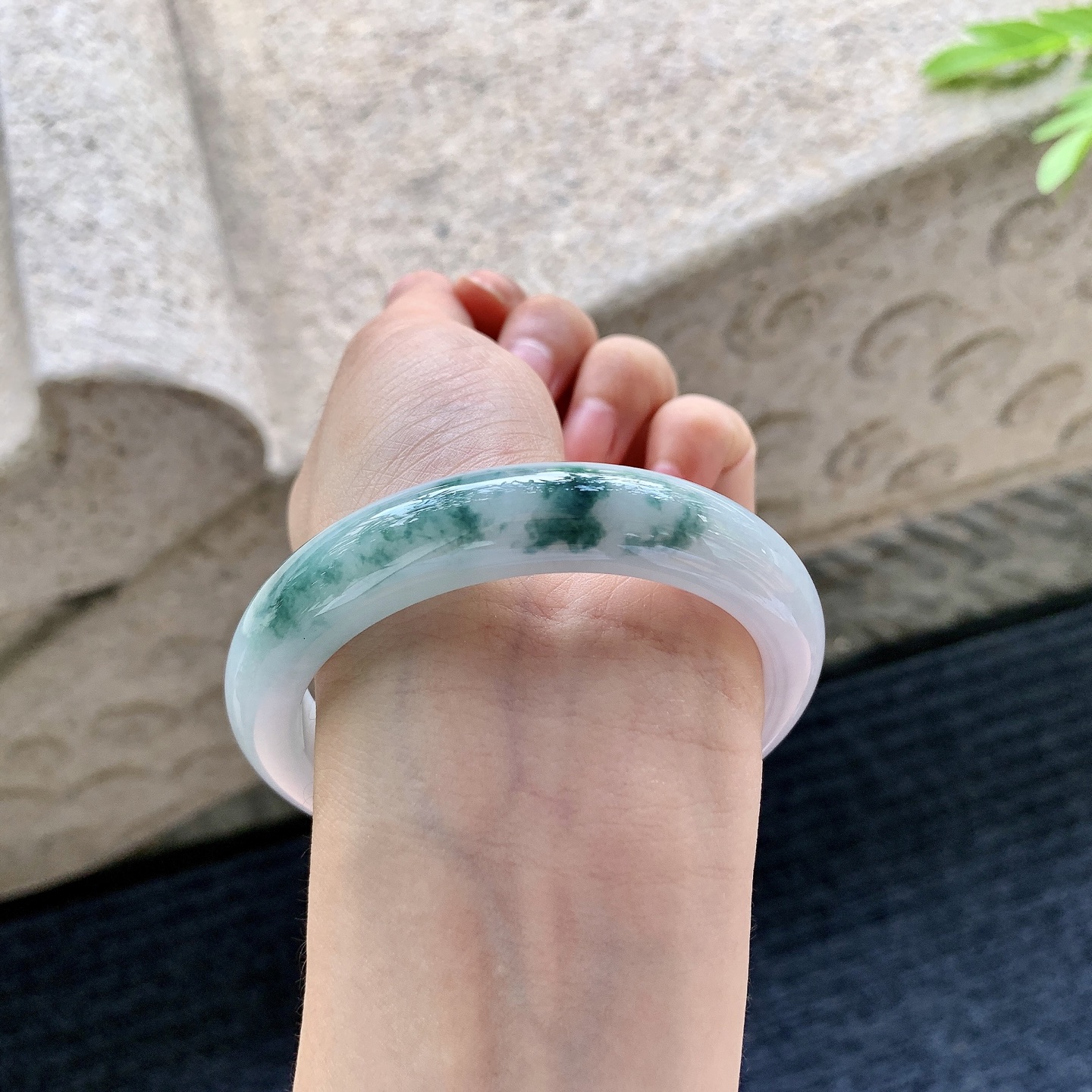 正圈57 57【圈口】57.6/12.3/8.7【编码】A1062218【描述】细糯飘花，水润，种老，细腻，打灯有絮线