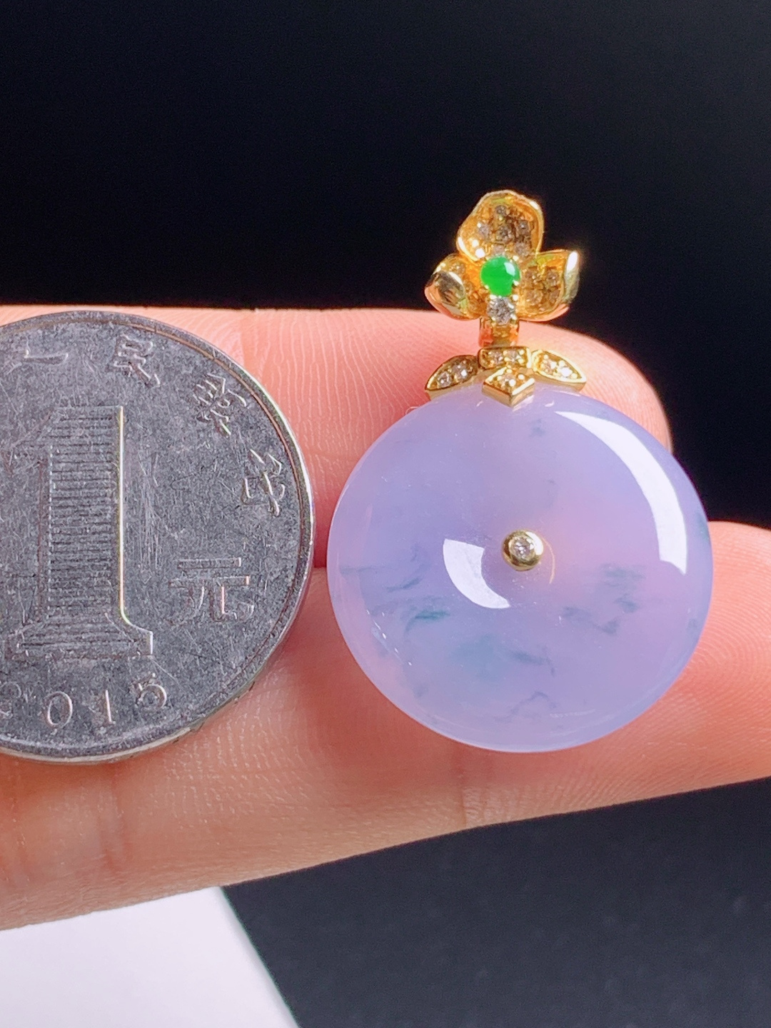冰紫飘花平安扣吊坠，柔紫底色伴灵动蓝花，18K金钻精工镶嵌，温柔显贵