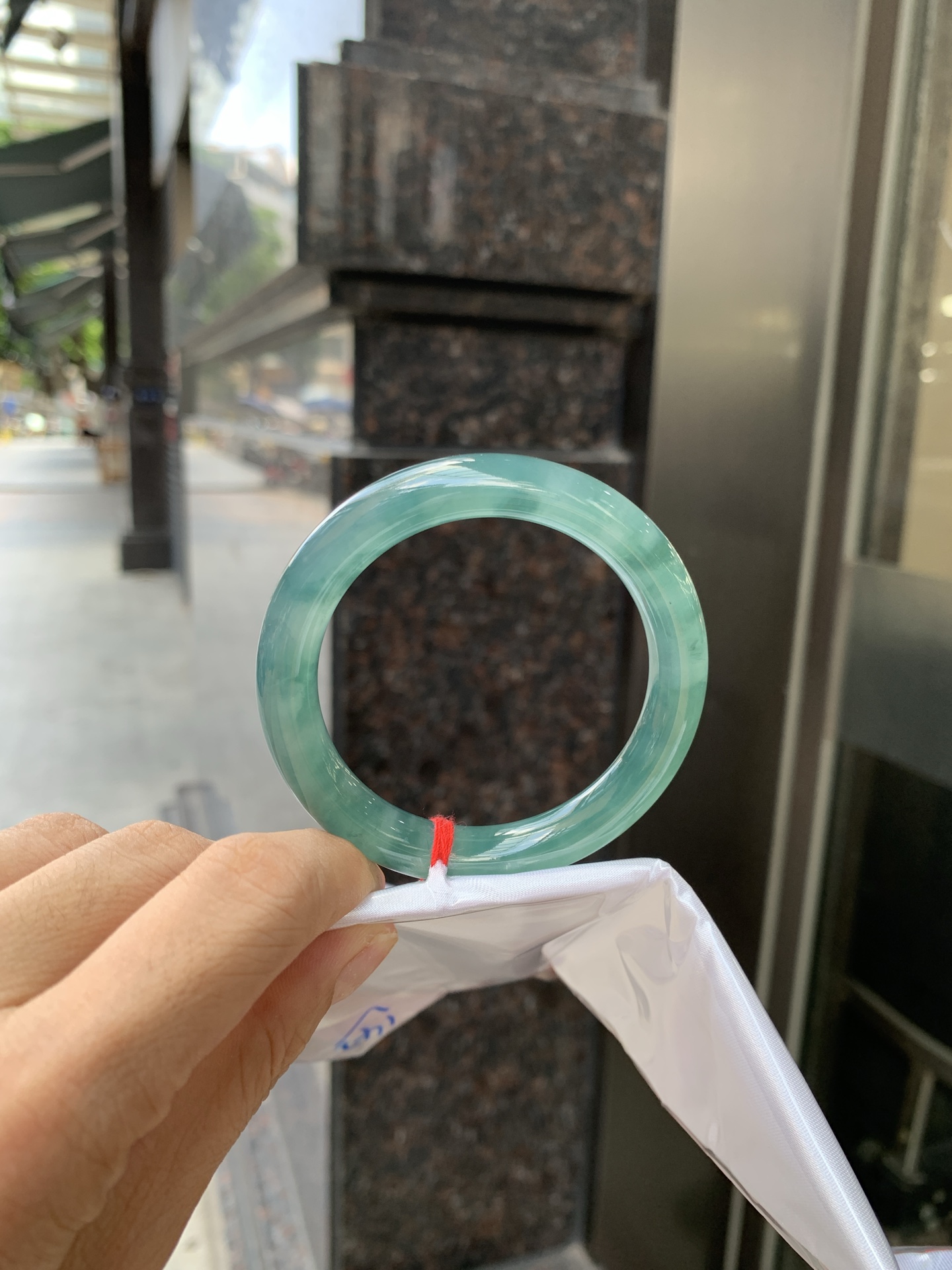 墨兰冰飘花圆条 50.6-8.5-8.8 0621-65-14263 打灯细纹，底妆胶润细腻，冰底中开出了朵朵蓝花，飘花灵动飘逸，勾勒出一幅唯美诗意的山水意境画，古典优雅又秀气