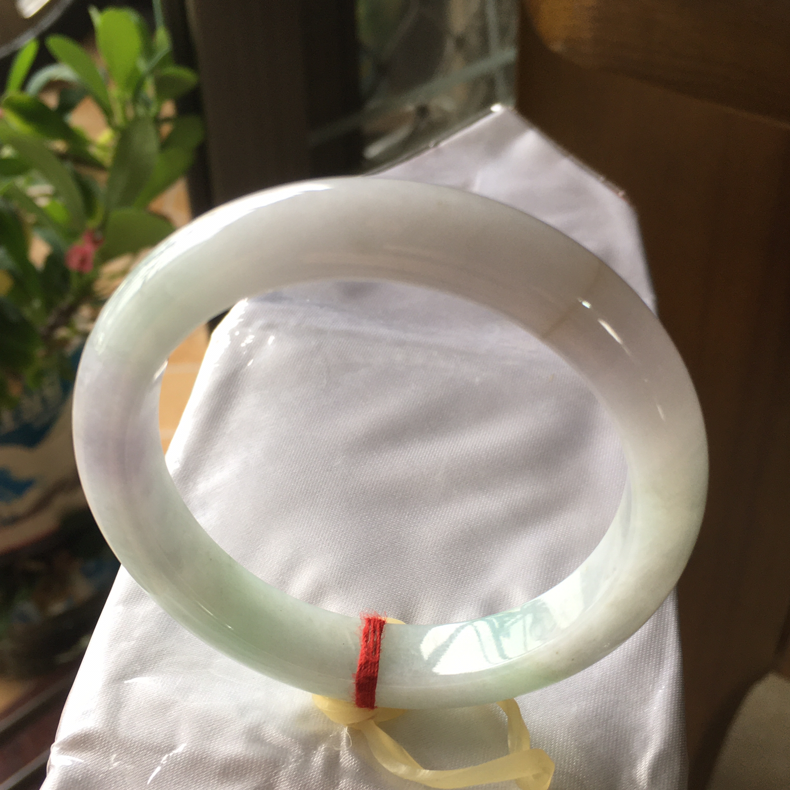 52圈口正圈春菜手镯，质地细腻水润，有纹裂，自然光实拍，尺寸：51.8*9.8*7.1（毫米）手工测量略有误差