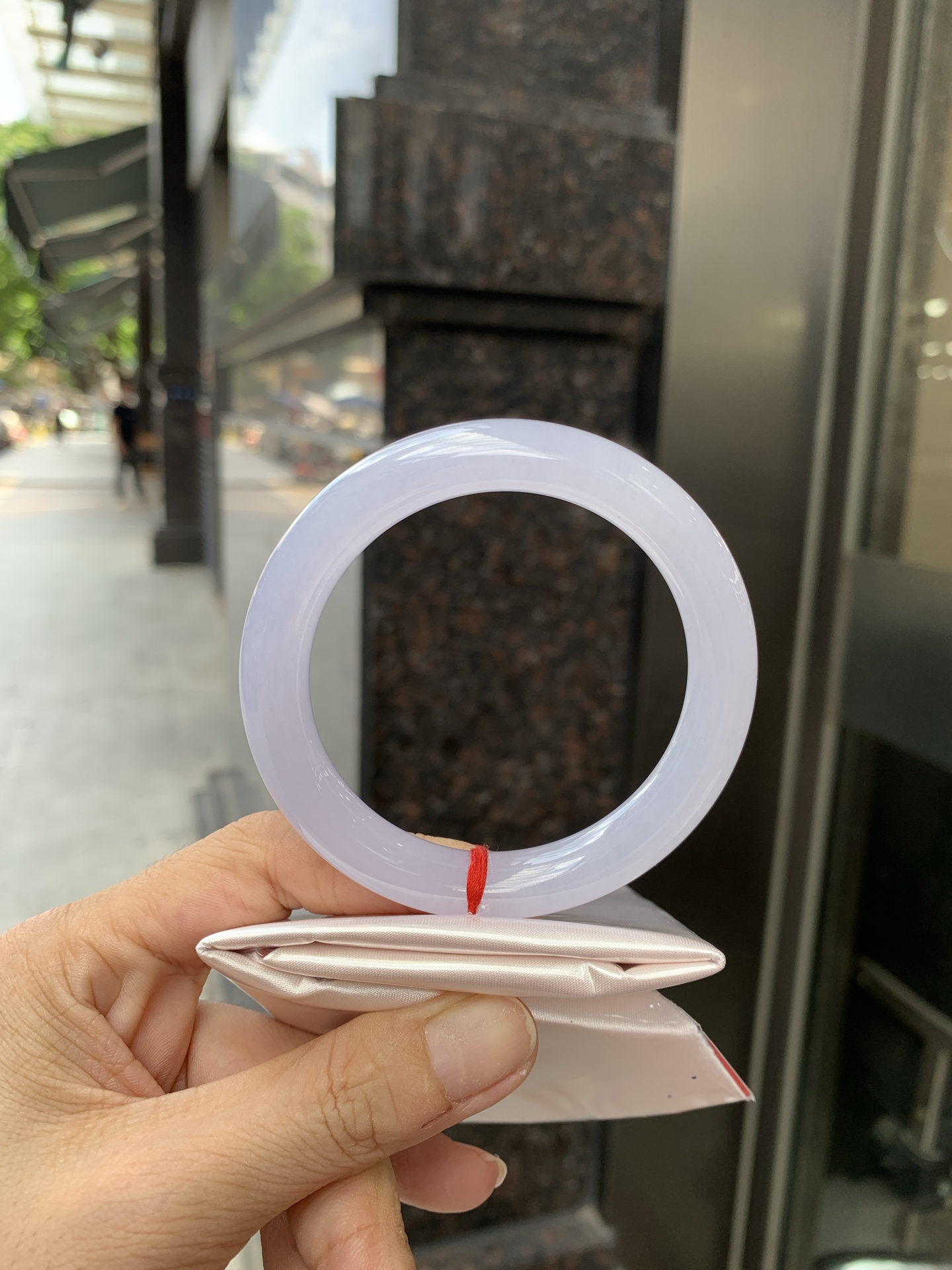 冰粉紫圆条 0621-66-02756 底妆冰润，淡淡粉紫，清透飘渺如雾般连绵，水光流转的美貌紫镯绝妙冰透，醉卧水云间，氤氲诗意的美跃然于手腕之间