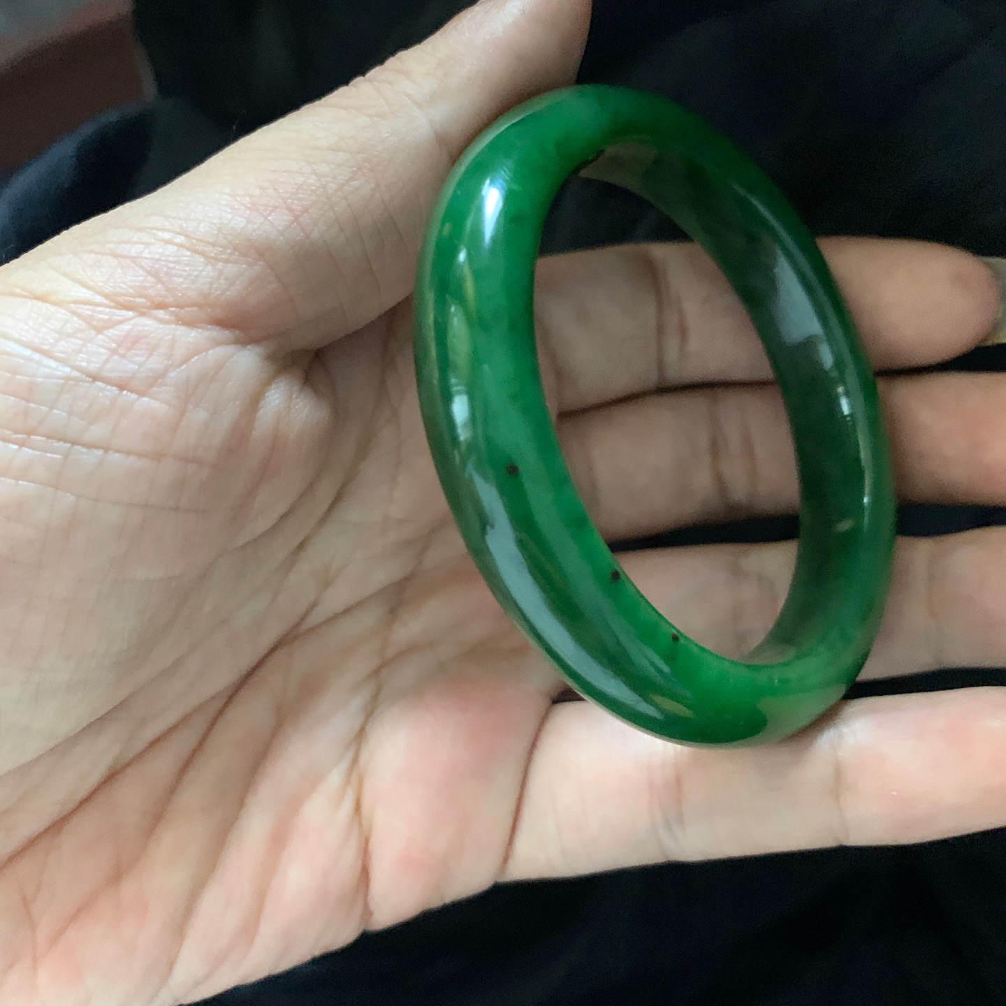 和田玉55圈口碧玉阳绿色手镯，镯型古朴典雅。在诗情画意的雨巷相遇，你是我腕间的一抹风情，有你眸有深情.清风荡漾湖间静水，我愿俯身低眉，在烟波涟漪处寻