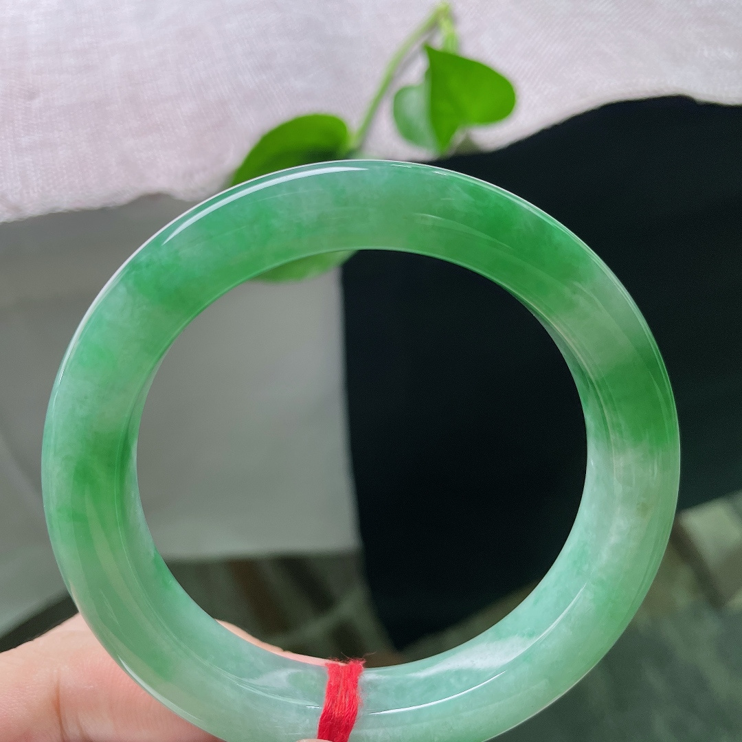 60.8/11.7/10.2绿底正圈，水润细腻，翠色伊人，郁郁葱葱，传承之美，贵气，无裂，ss534