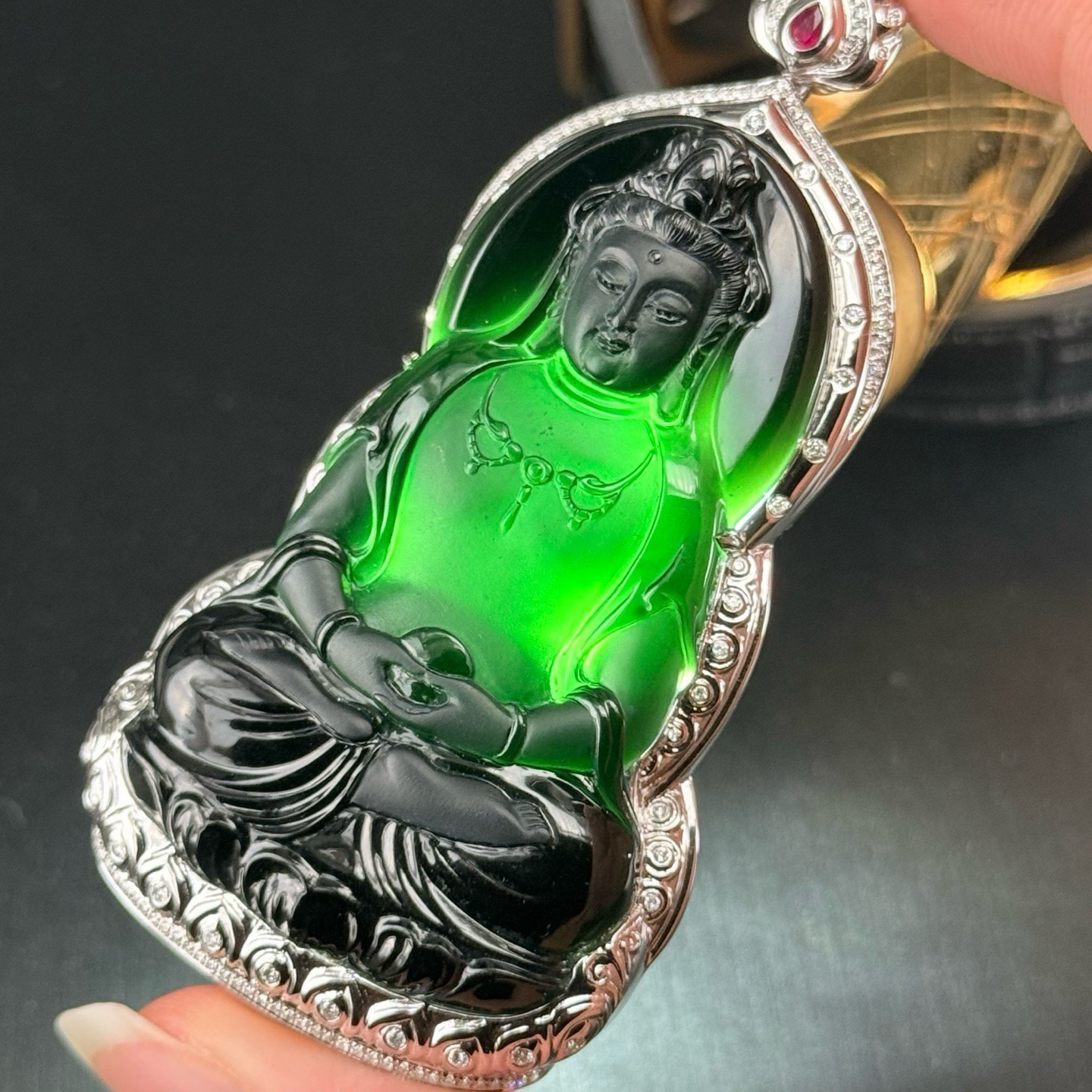 新款18k墨翠正装观音 种好色正 黑度极好 打灯通透 油性十足 尺寸76.3