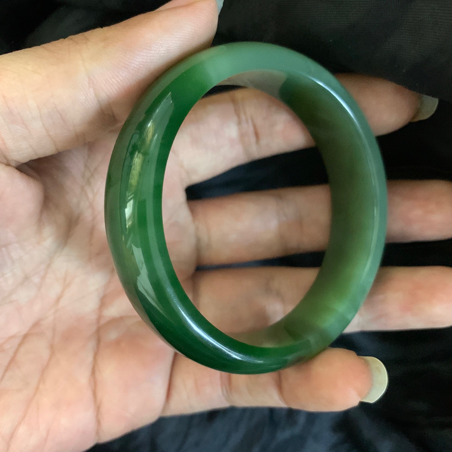 和田玉58圈口碧玉阳绿色手镯，镯型古朴典雅。在诗情画意的雨巷相遇，你是我腕间的一抹风情，有你眸有深情.清风荡漾湖间静水，我愿俯身低眉，在烟波涟漪处寻