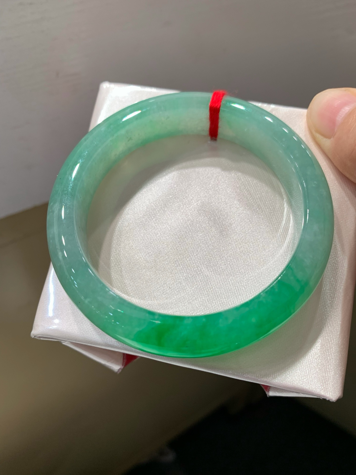 尺寸54.1/12.4/8.5，冰带色手镯
水润细腻 有种有色