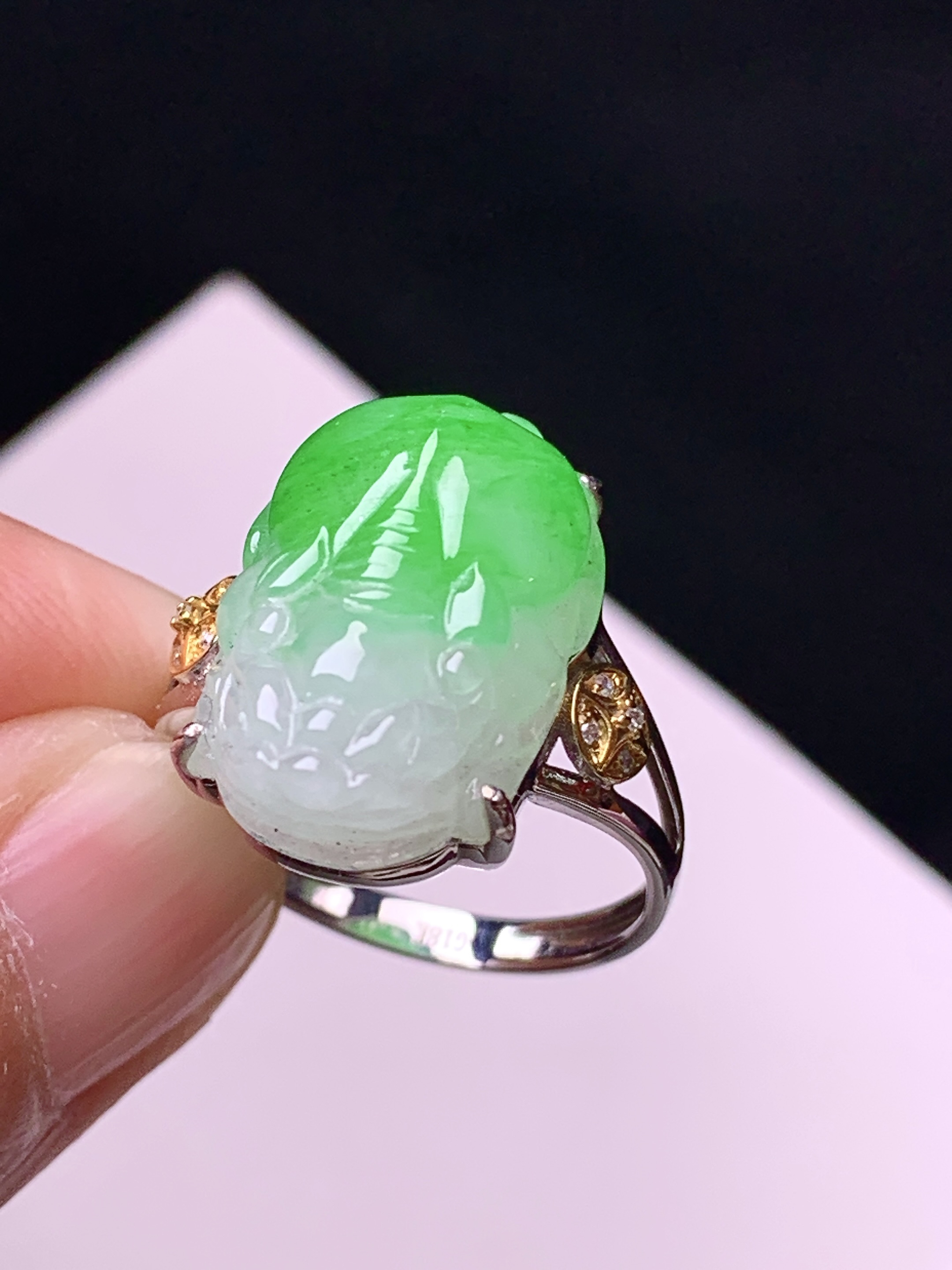 18k金镶嵌飘绿貔貅戒指 玉质细腻 色泽艳丽清新 圈口14 裸石尺寸17.5*11.6*5 a3