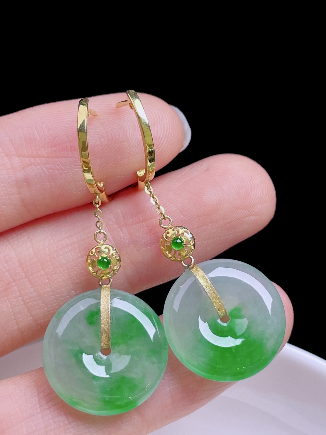 冰飘绿花平安扣耳坠 花色灵动，种老水润，18k金镶嵌 整体：40 裸石：16/3.7
