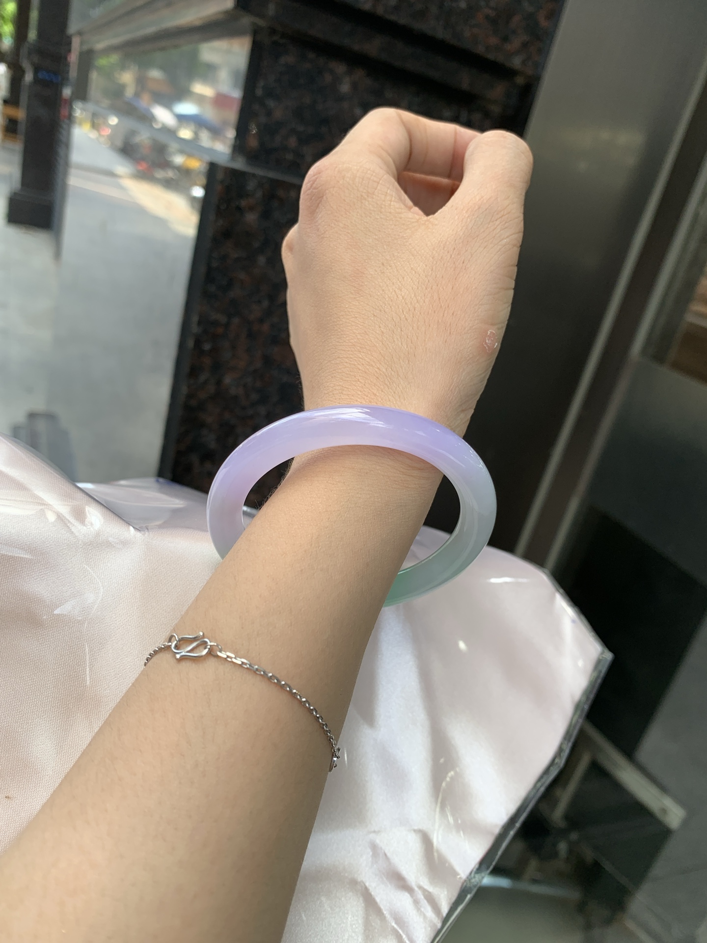 阳绿春彩美人条 54-8.4-7.7 0621-65-13763 打灯细纹，烟雨入春俏，彩祥出云端，阳绿碰上梦幻的春，半山半水特色春彩，像是融化了春天，所有美好交织在一起，上手贵气显眼。