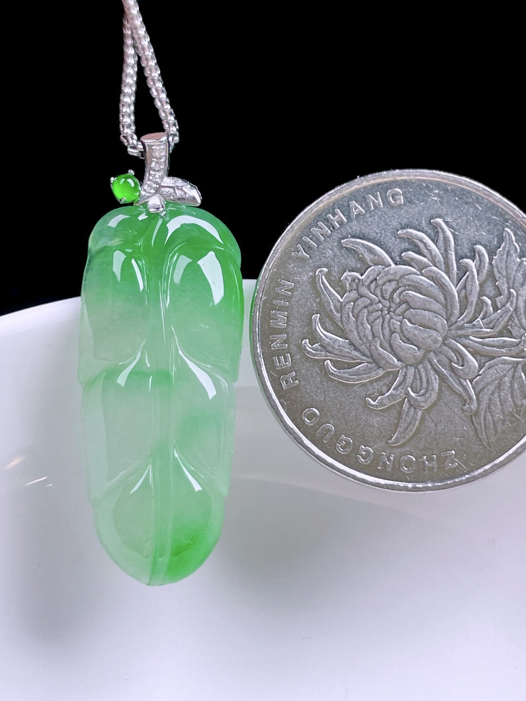 冰飘绿花金枝玉叶 花色灵动，种老水润，18k金镶嵌 整体：34 裸石：28.6/12.4/5.2