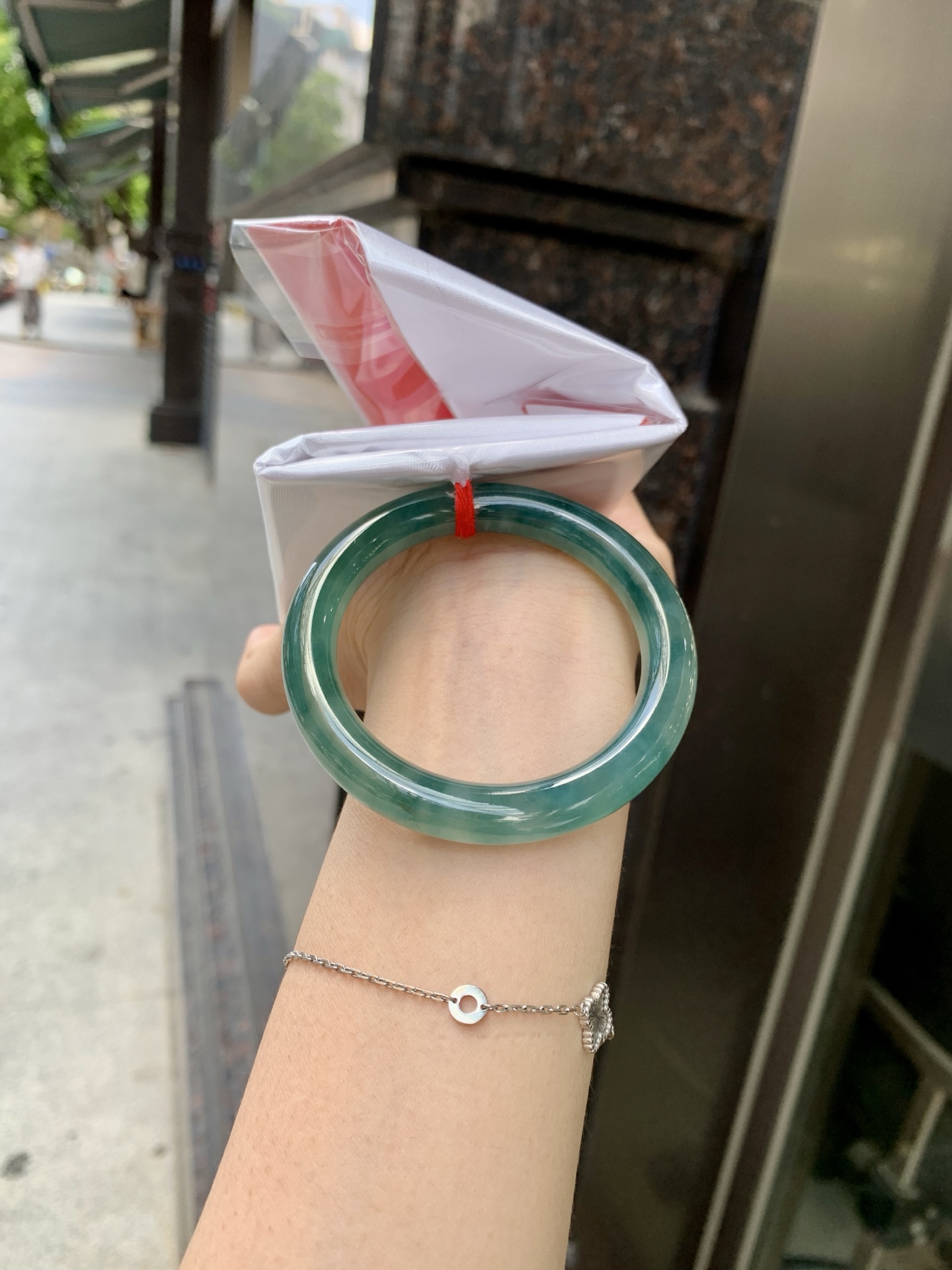 墨兰冰飘花圆条 50.6-8.5-8.8 0621-65-14263 打灯细纹，底妆胶润细腻，冰底中开出了朵朵蓝花，飘花灵动飘逸，勾勒出一幅唯美诗意的山水意境画，古典优雅又秀气