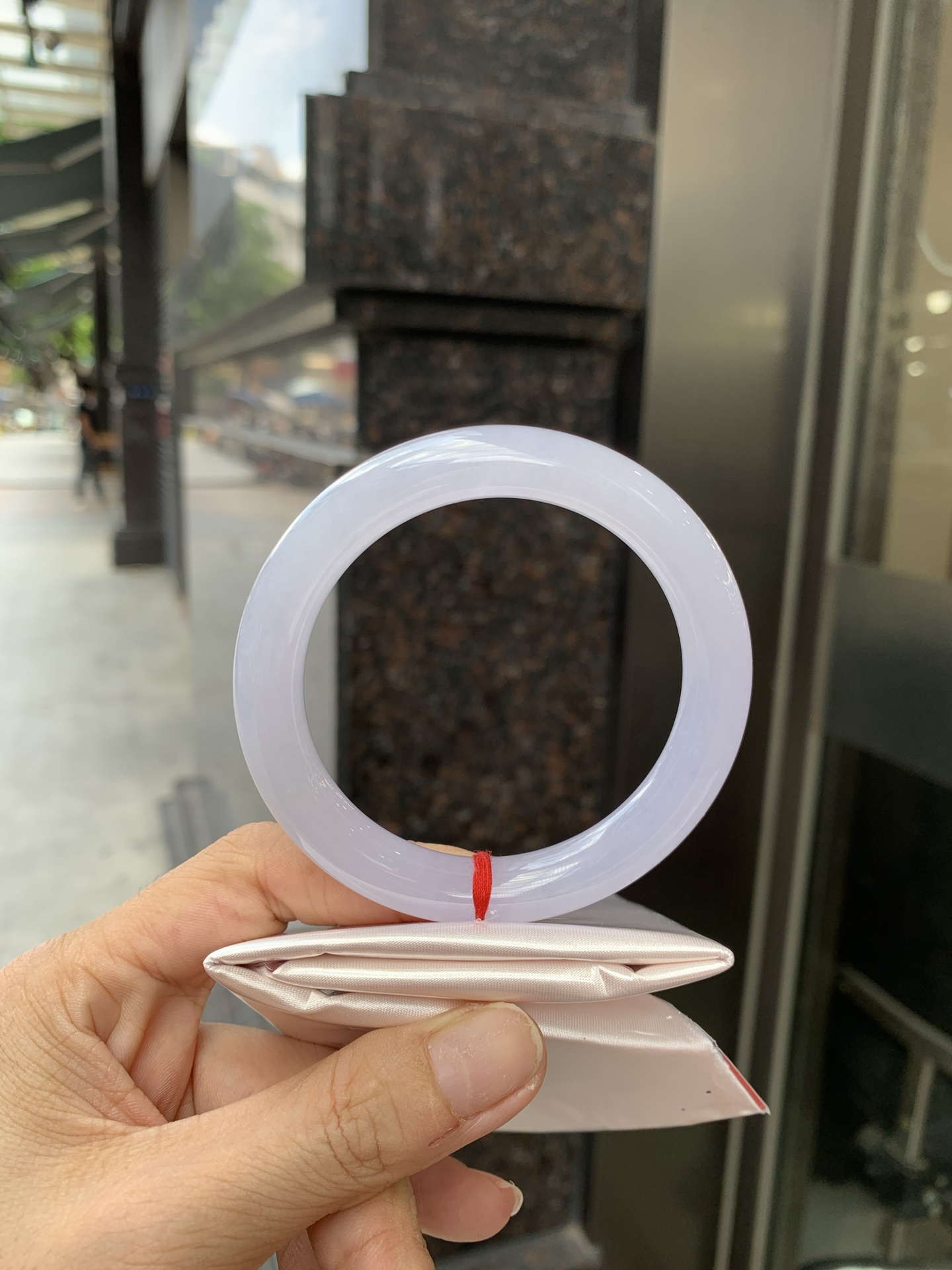 冰粉紫圆条 0621-66-02756 底妆冰润，淡淡粉紫，清透飘渺如雾般连绵，水光流转的美貌紫镯绝妙冰透，醉卧水云间，氤氲诗意的美跃然于手腕之间