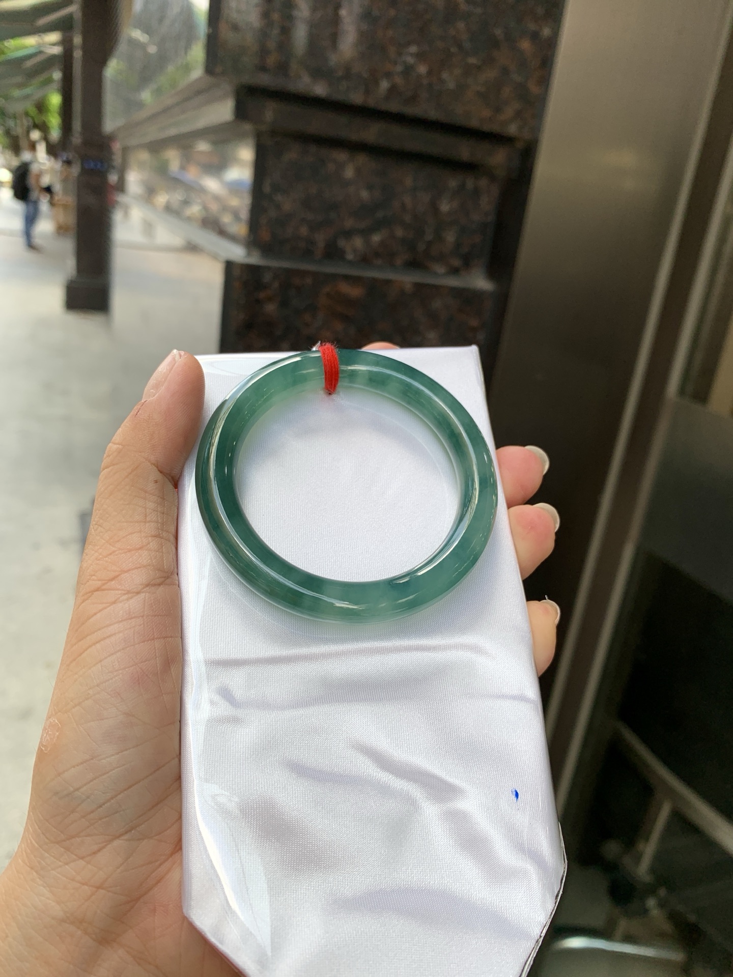墨兰冰飘花圆条 50.6-8.5-8.8 0621-65-14263 打灯细纹，底妆胶润细腻，冰底中开出了朵朵蓝花，飘花灵动飘逸，勾勒出一幅唯美诗意的山水意境画，古典优雅又秀气
