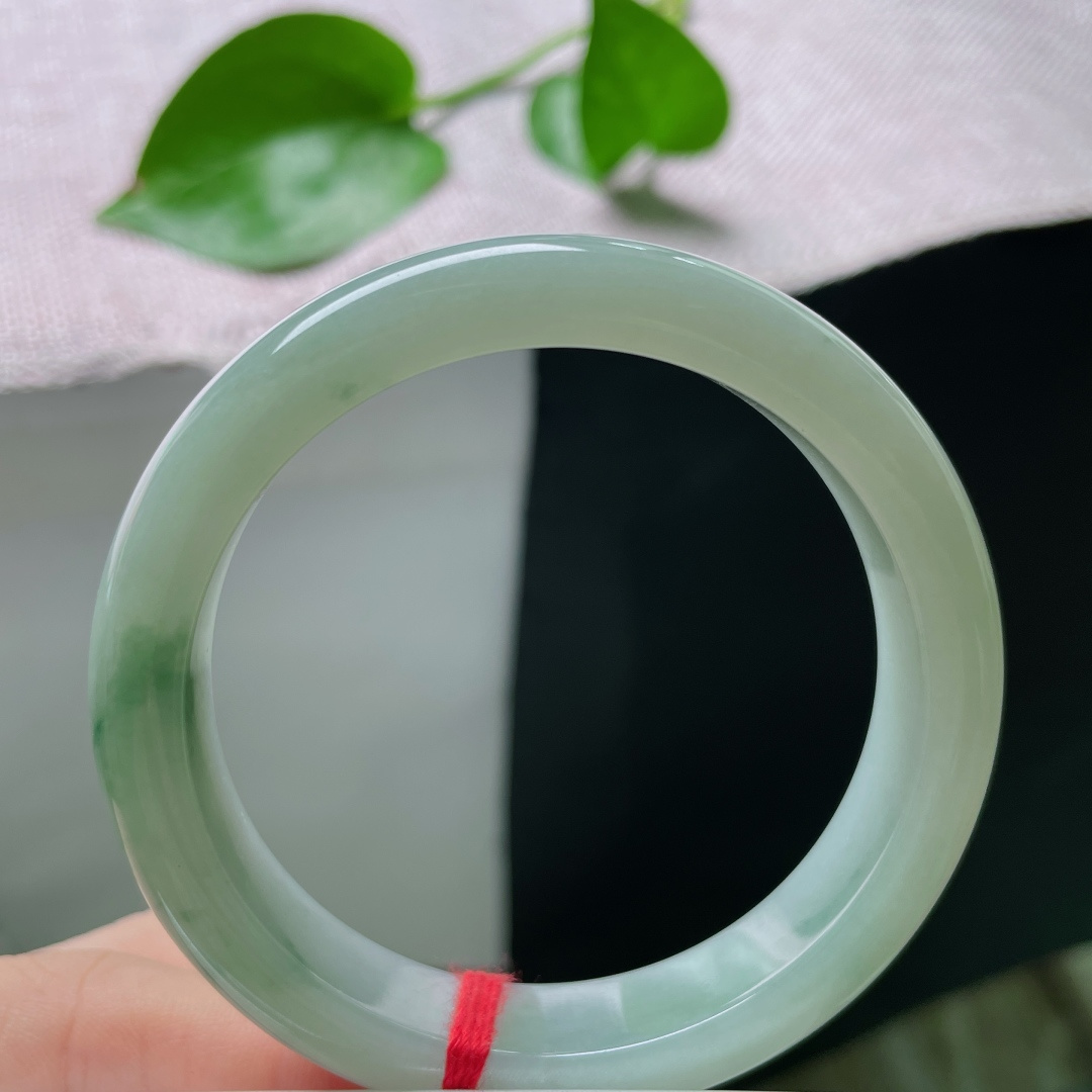 52.1/11.6/7.6，淡绿底正圈，一抹飘花点缀，水头好，种老，沉稳内敛，无裂，ss54221a