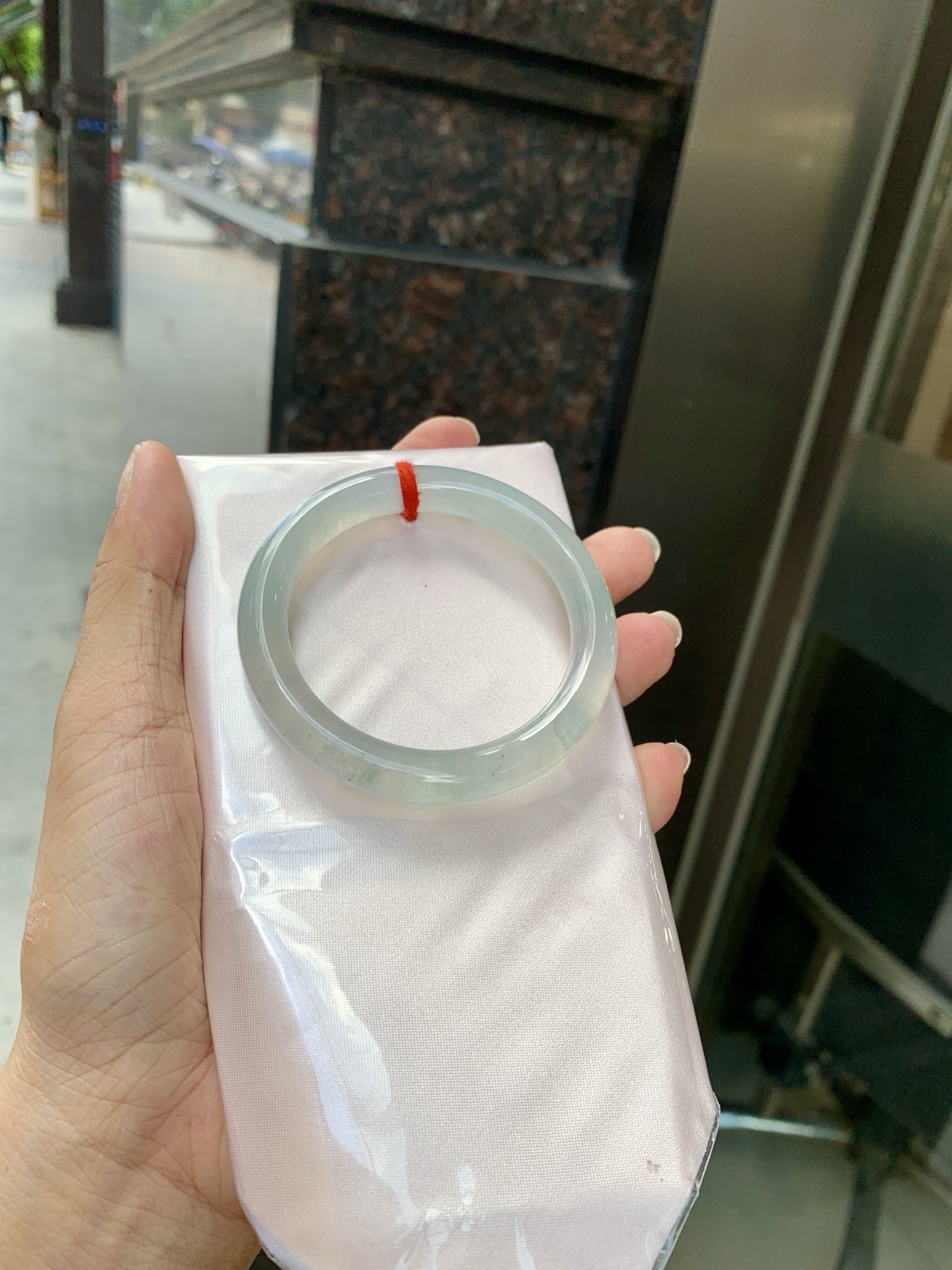 冰晴美人条 50.6-8.1-8.8 0621-65-14041 打灯细纹，底妆冰润细腻，清爽耐看的冰晴底色均匀，夏季美好的冰凉感，时而晴时而蓝，随光线变化如梦如幻。