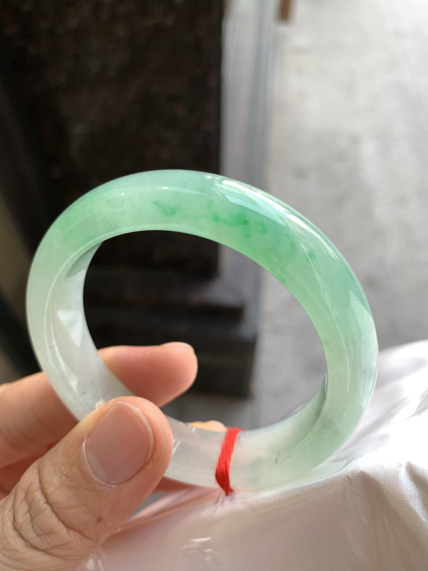 正圈冰飘绿 微杂质 尺寸：52.2/13.6/8.3 种色俱佳