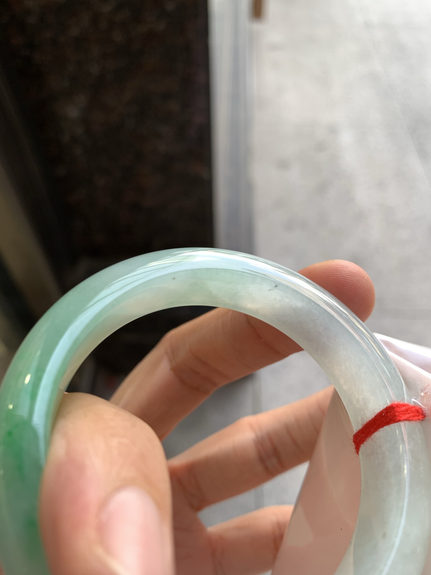 正圈冰飘绿 微杂质 尺寸：52.2/13.6/8.3 种色俱佳