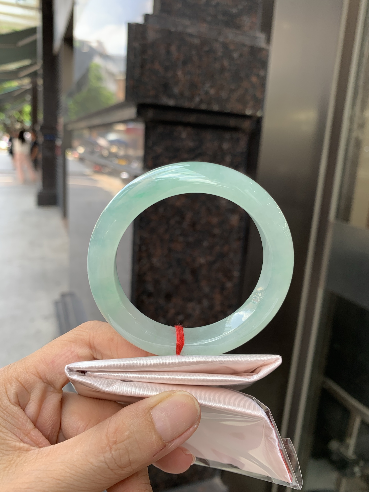 冰晴飘绿正圈 53.9-9.1-11.7 0621-65-13164 打灯细纹，底妆水润细腻，满圈晴绿底色飘金丝绿花，鲜艳得像新冒头的嫩芽，灵动清新，即柔和又充满生机