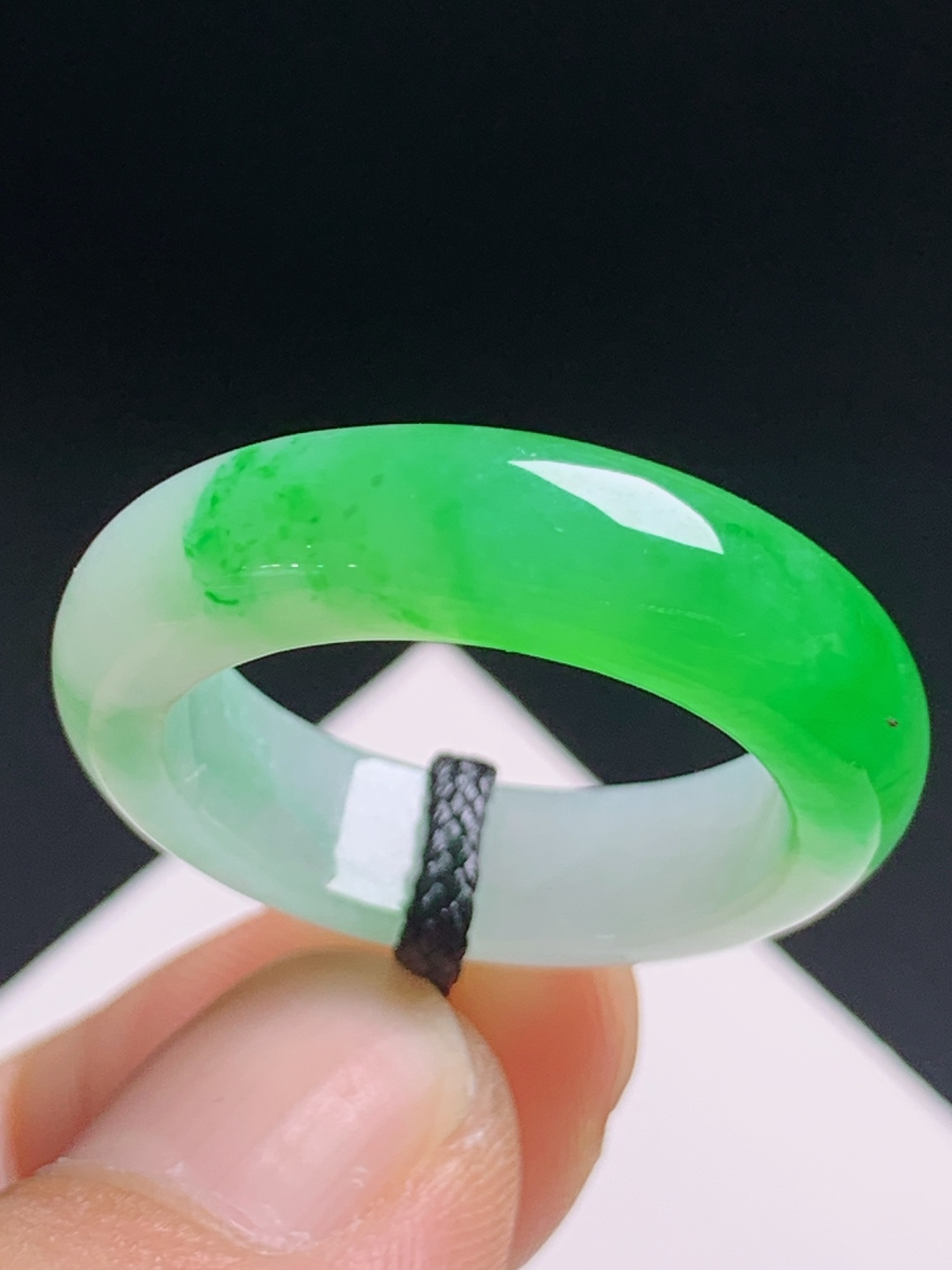 冰阳绿指环戒圈，翠色鲜活浓郁，种水清亮起光，上手显贵气
