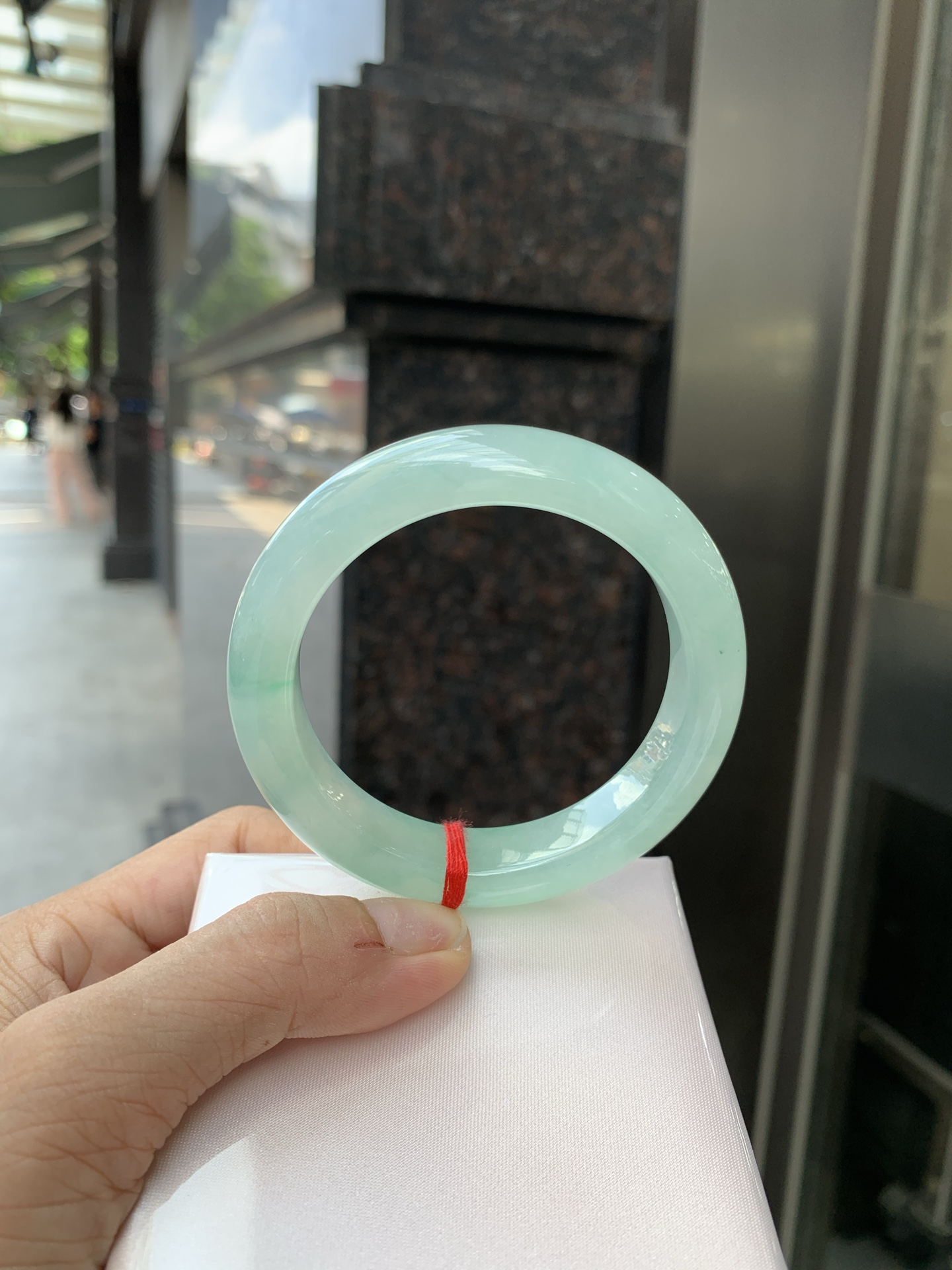 冰晴飘绿正圈 53.9-9.1-11.7 0621-65-13164 打灯细纹，底妆水润细腻，满圈晴绿底色飘金丝绿花，鲜艳得像新冒头的嫩芽，灵动清新，即柔和又充满生机