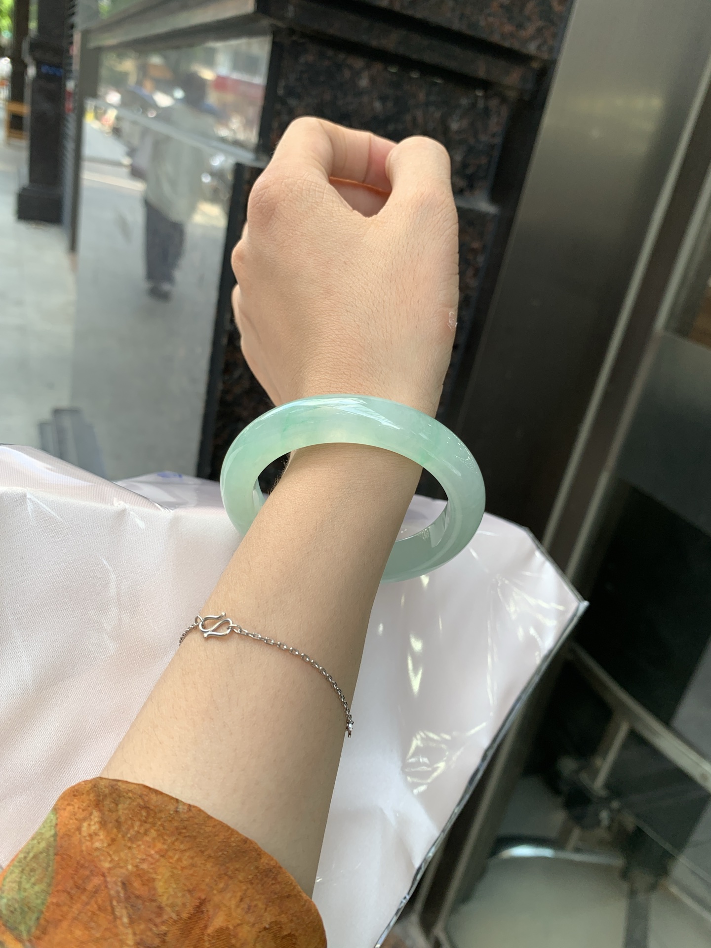 冰晴飘绿正圈 53.9-9.1-11.7 0621-65-13164 打灯细纹，底妆水润细腻，满圈晴绿底色飘金丝绿花，鲜艳得像新冒头的嫩芽，灵动清新，即柔和又充满生机