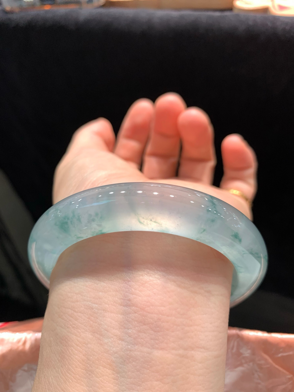 尺寸56.1/11.8/9.7，冰飘花手镯
水润细腻 起光  清新