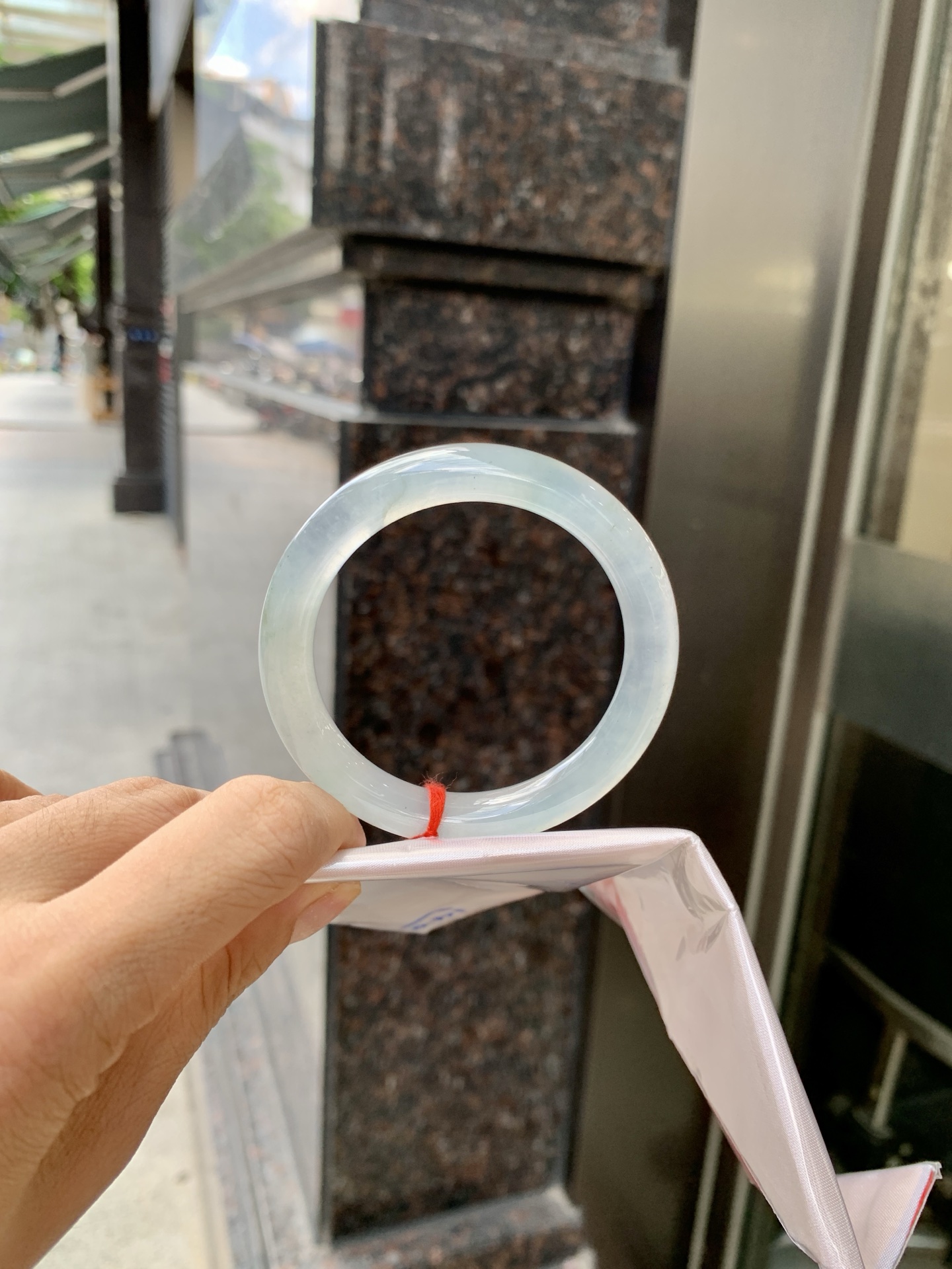 冰晴美人条 50.6-8.1-8.8 0621-65-14041 打灯细纹，底妆冰润细腻，清爽耐看的冰晴底色均匀，夏季美好的冰凉感，时而晴时而蓝，随光线变化如梦如幻。