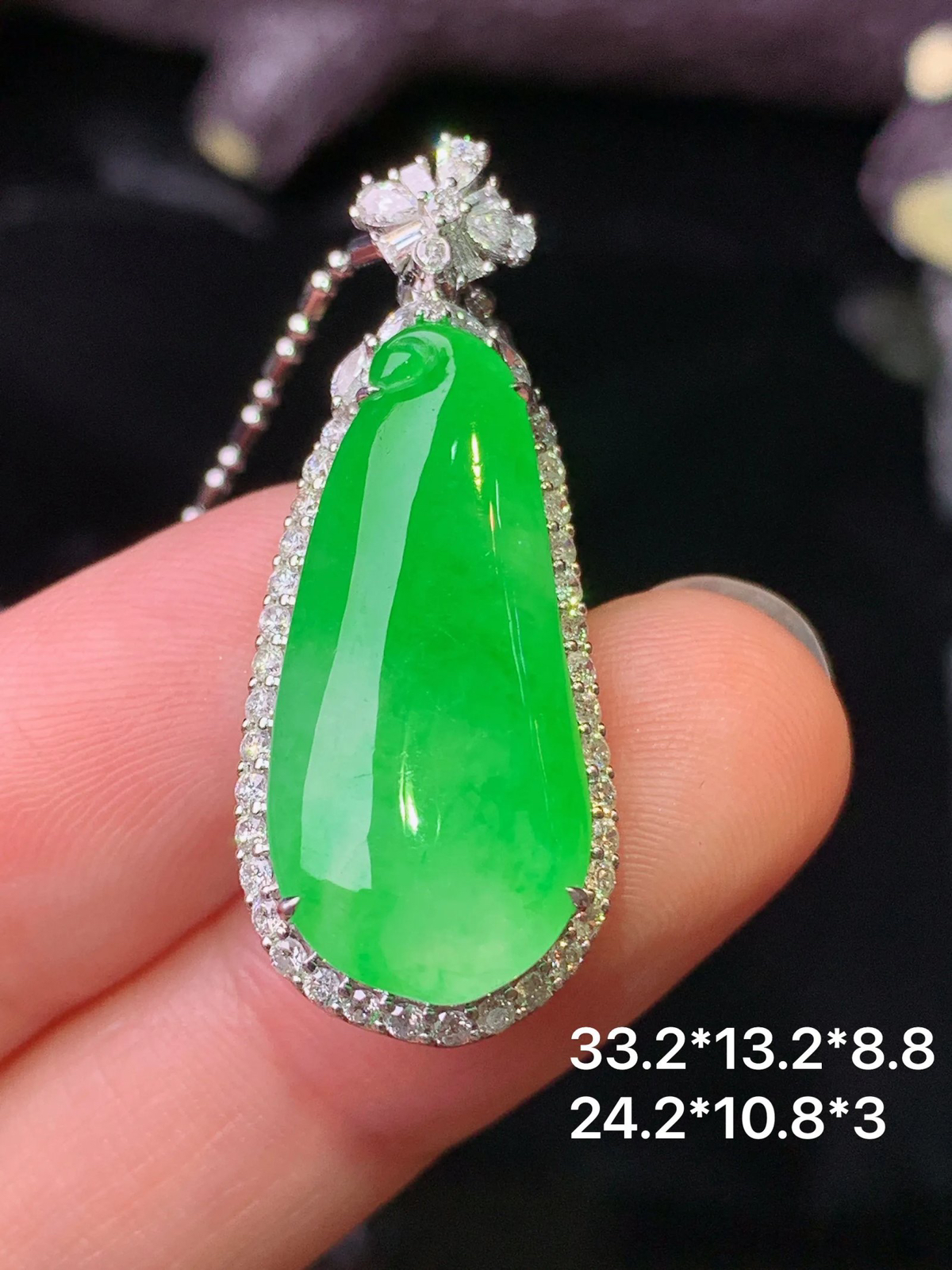 18k金钻镶嵌翠绿福瓜吊坠 玉质细腻 水润亮眼 色泽艳丽 整体尺寸33.2*13.2*8.8 J3