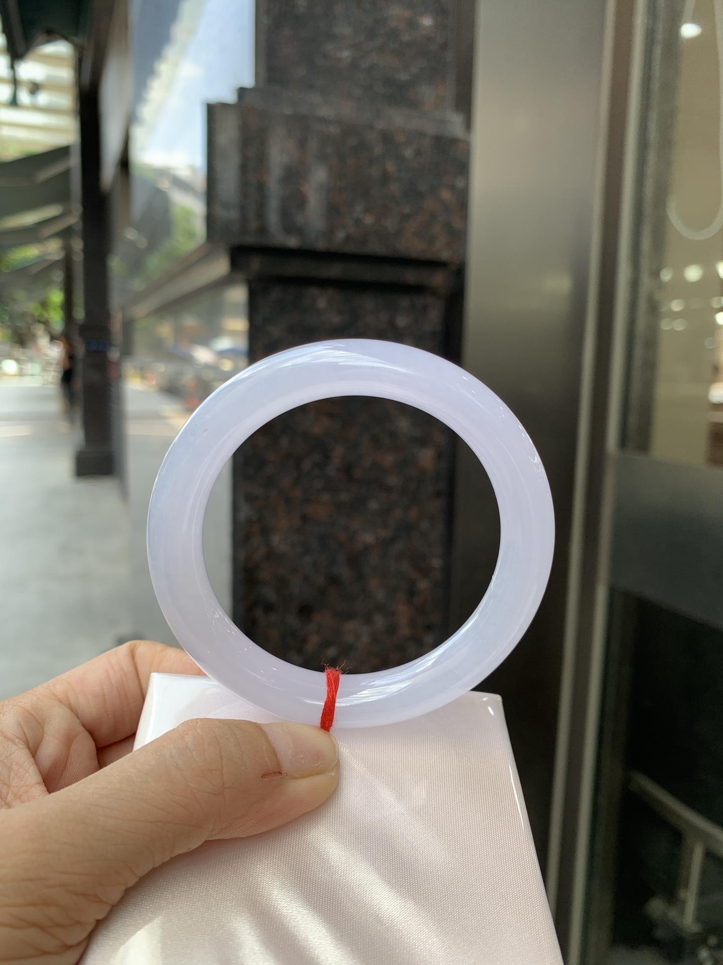 冰粉紫圆条 0621-66-02756 底妆冰润，淡淡粉紫，清透飘渺如雾般连绵，水光流转的美貌紫镯绝妙冰透，醉卧水云间，氤氲诗意的美跃然于手腕之间